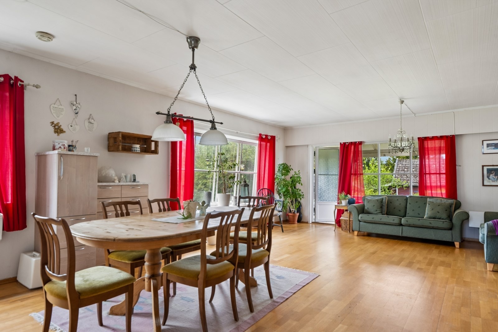 Fra stuen er det utgang til en overbygget, støpt terrasse på 10 m². Galleribilde