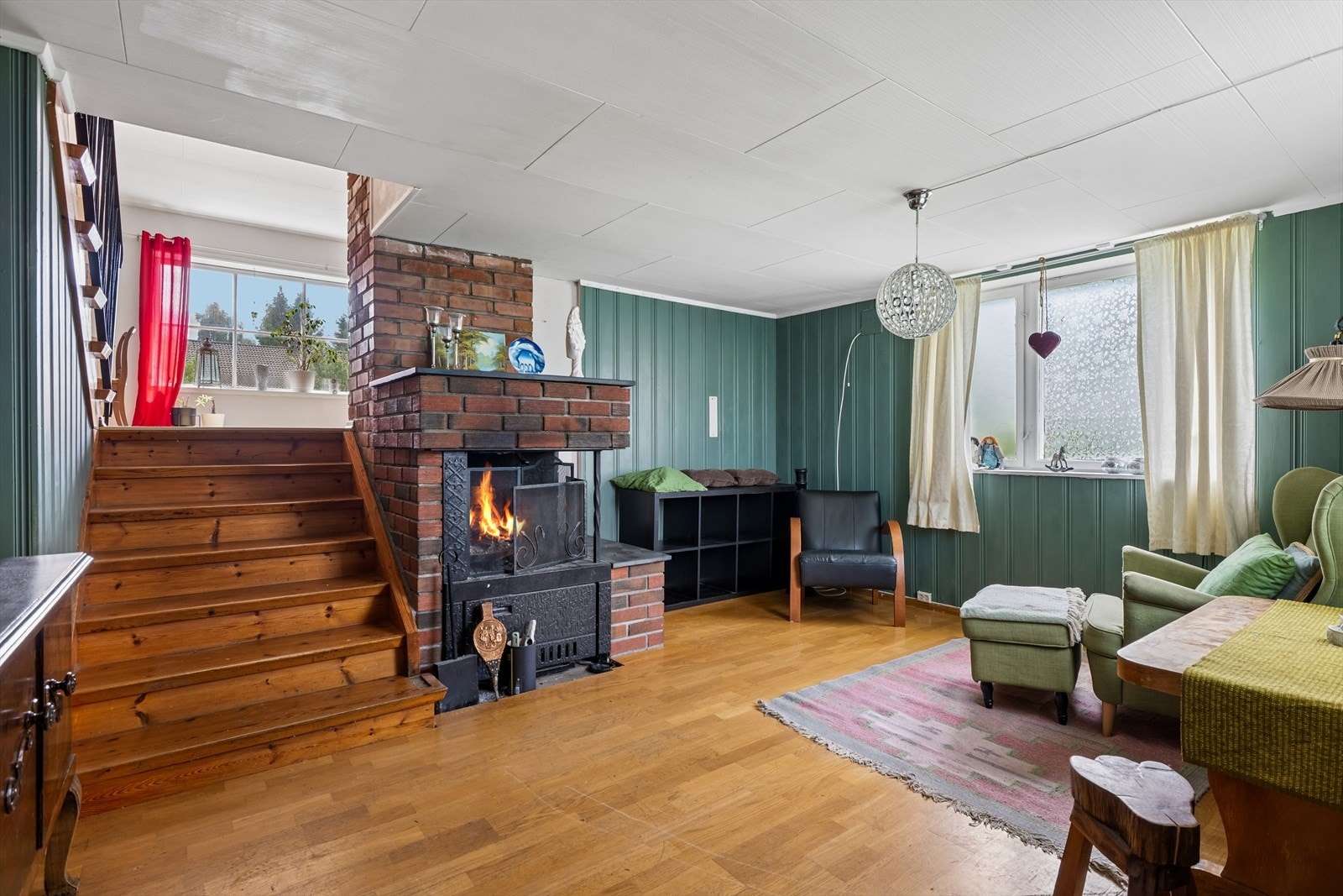 Velkommen inn! I underetasjen finner du en ekstra stue med en murt peis som gir god varme. Galleribilde