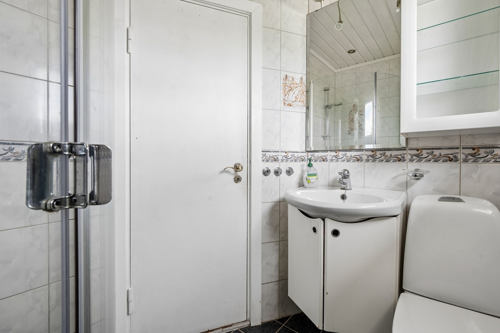 Badet er utstyrt med servant, toalett og dusjhjørne med innfellbare vegger. Galleribilde