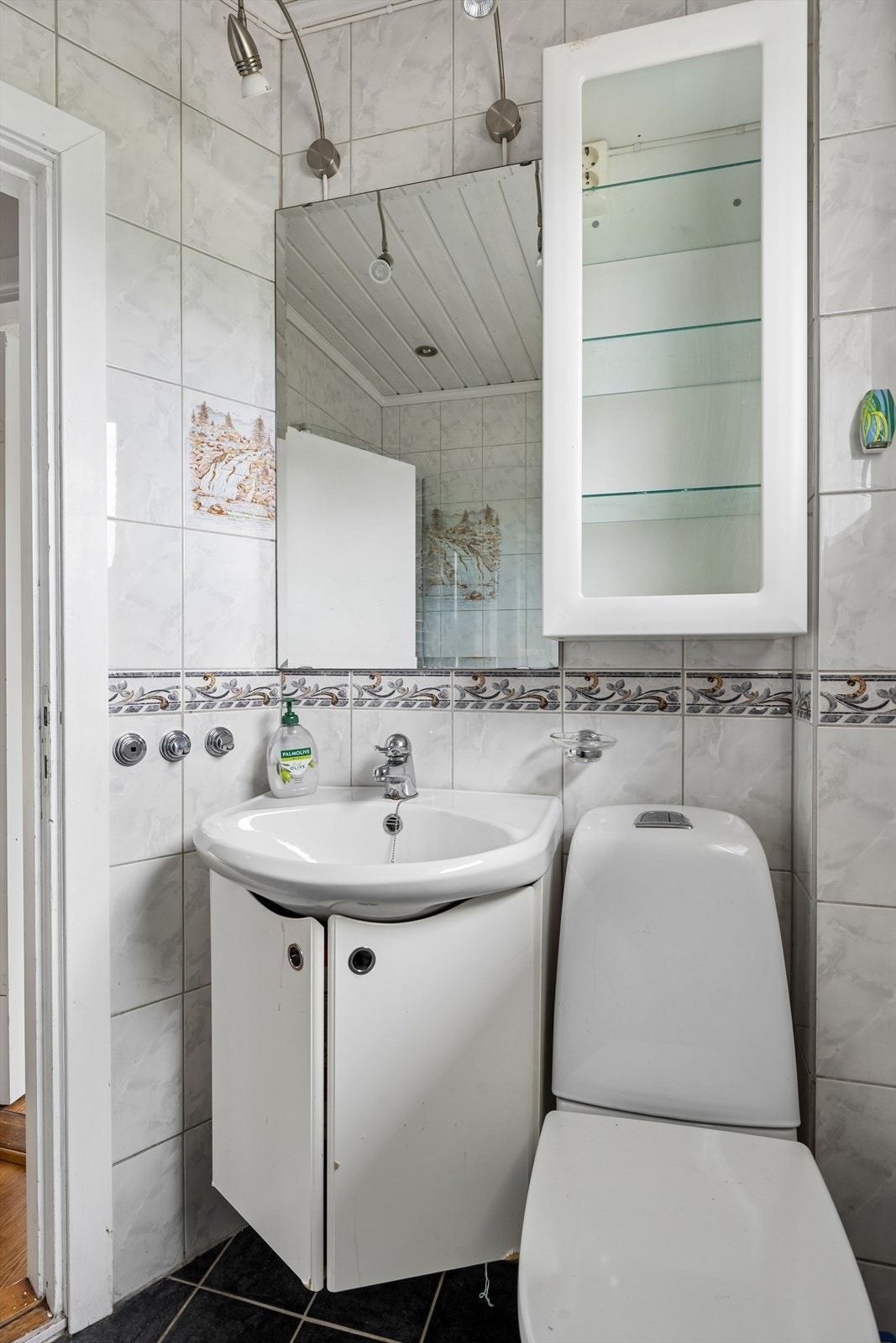 Badet i andre etasje er flislagt og har elektriske varmekabler i gulvet. Galleribilde