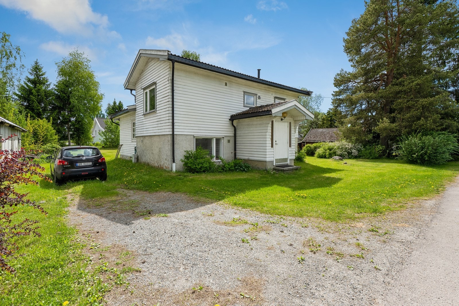Gode parkeringsmuligheter på egen, gruset gårdsplass. Galleribilde