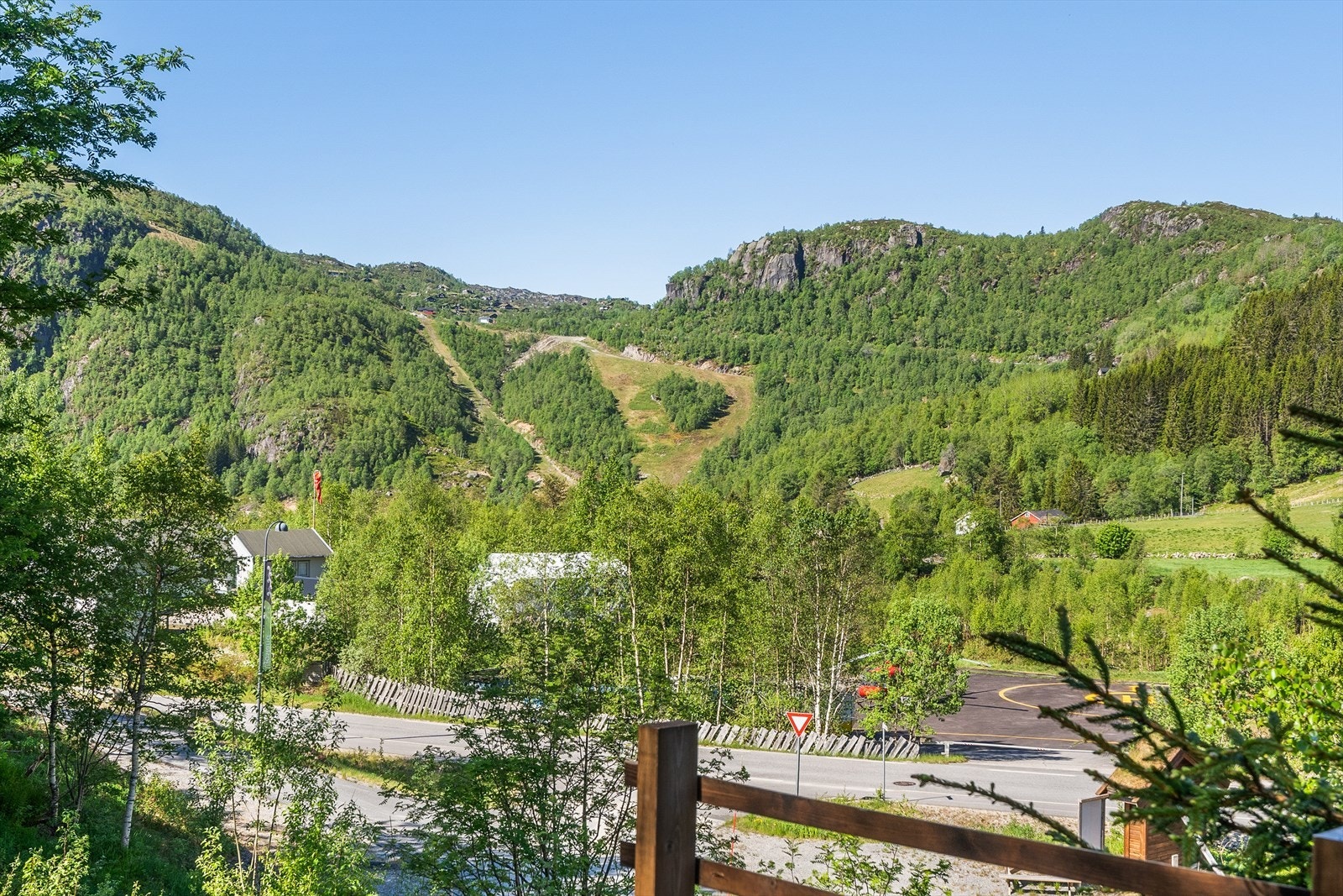 Fin utsikt fra hytten mot alpinbakken, grenda på Ljosland og fjellheimen rundt - flott badeplass og svaberg like nedenfor Fjellstova på andre siden av veien Galleribilde
