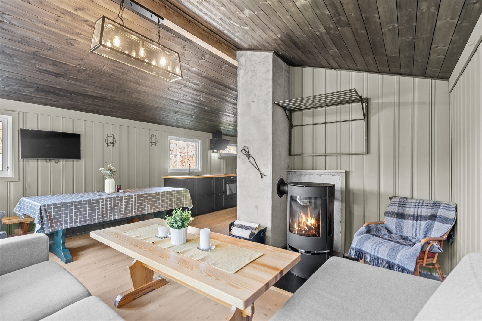 Stuen er malt i moderne farger og det er godt med plass til møblering i flere soner Galleribilde
