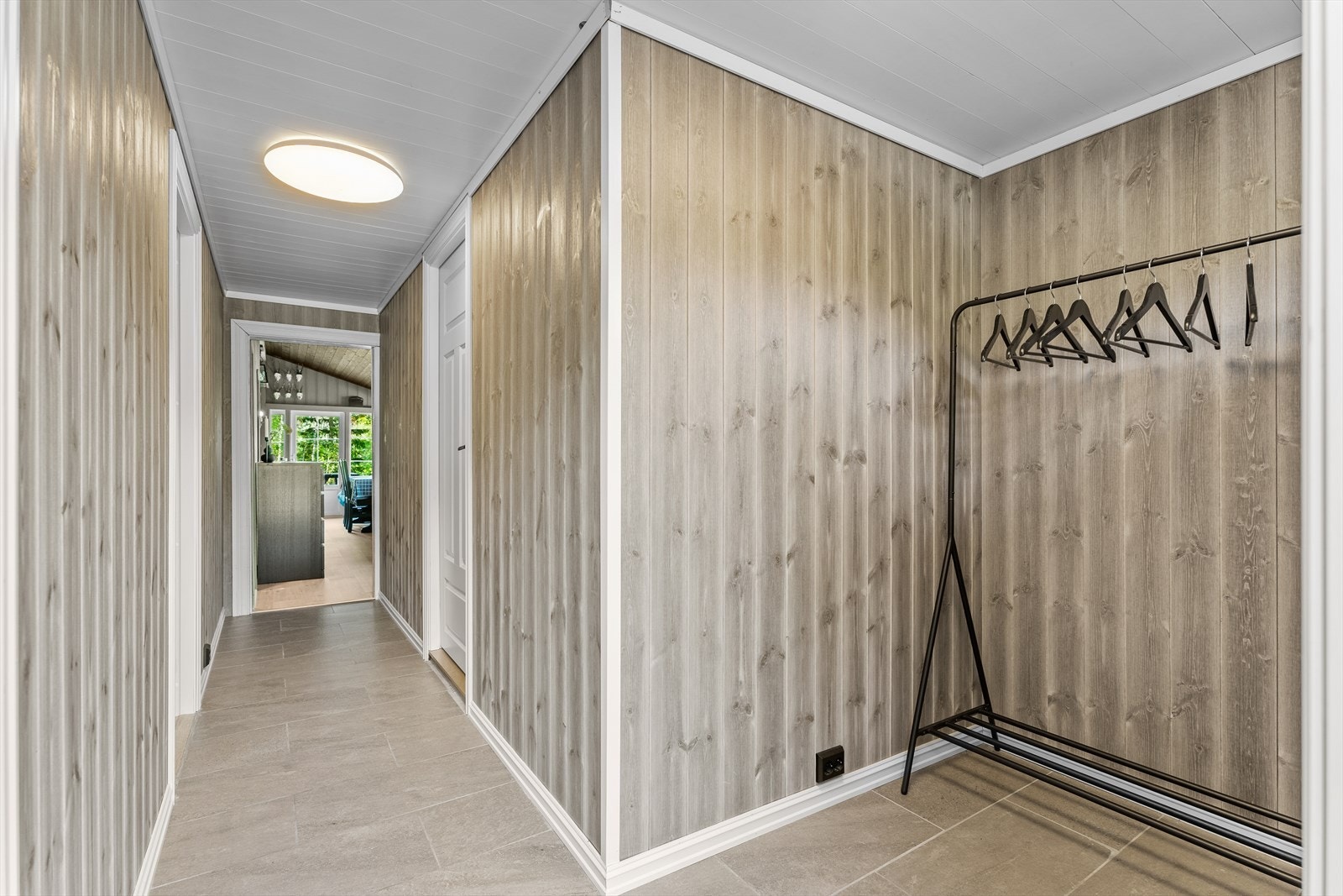 Stort inngangsparti - praktisk med fliser og mye plass til oppbevaring Galleribilde