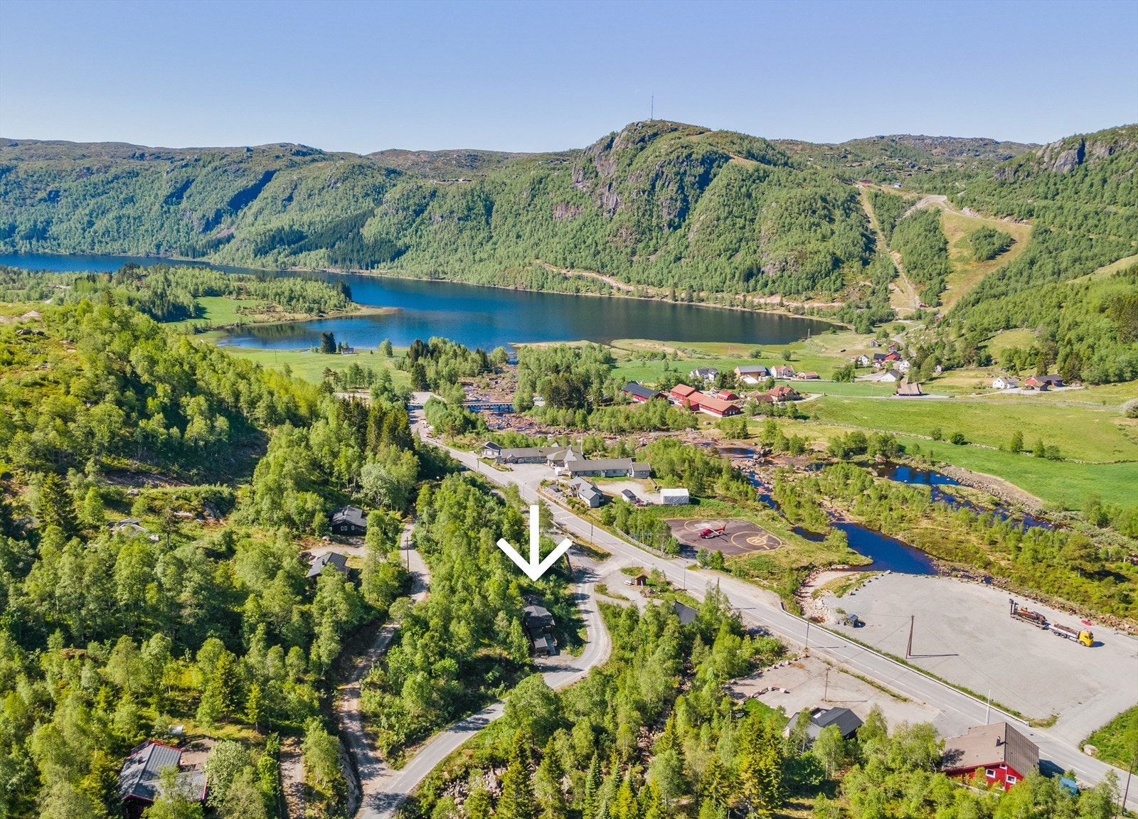 Fin beliggenehet i grenda med badeplass like nedenfor Fjellstova (andre siden av veien) og kort vei til alpinbakken Galleribilde