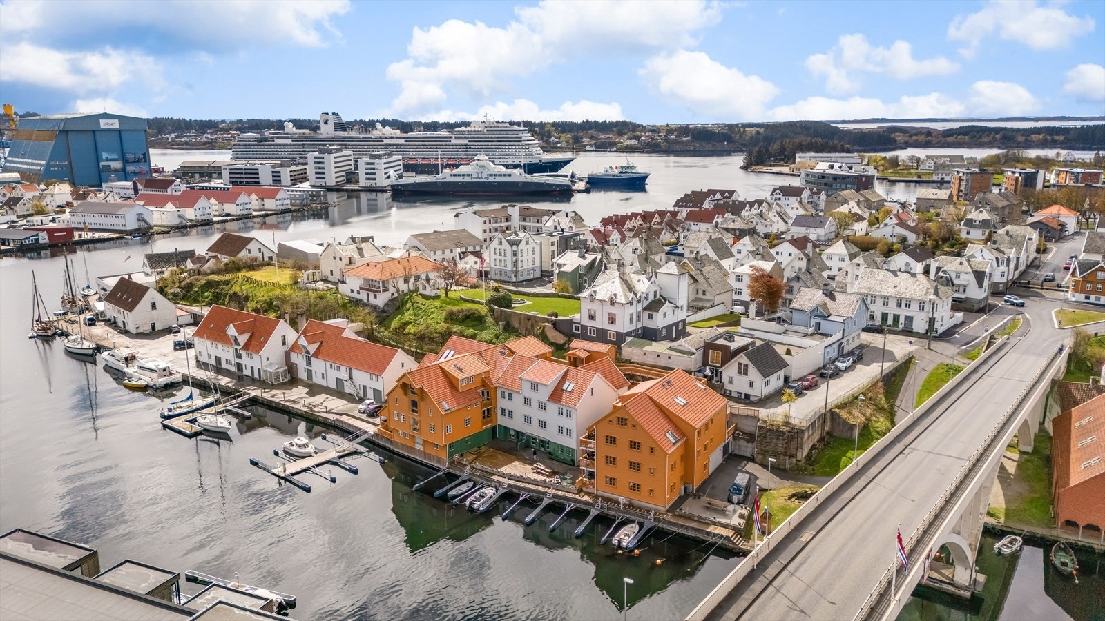 Fra uteplassen kan du nyte utsikten over båtlivet i Smedasundet Galleribilde