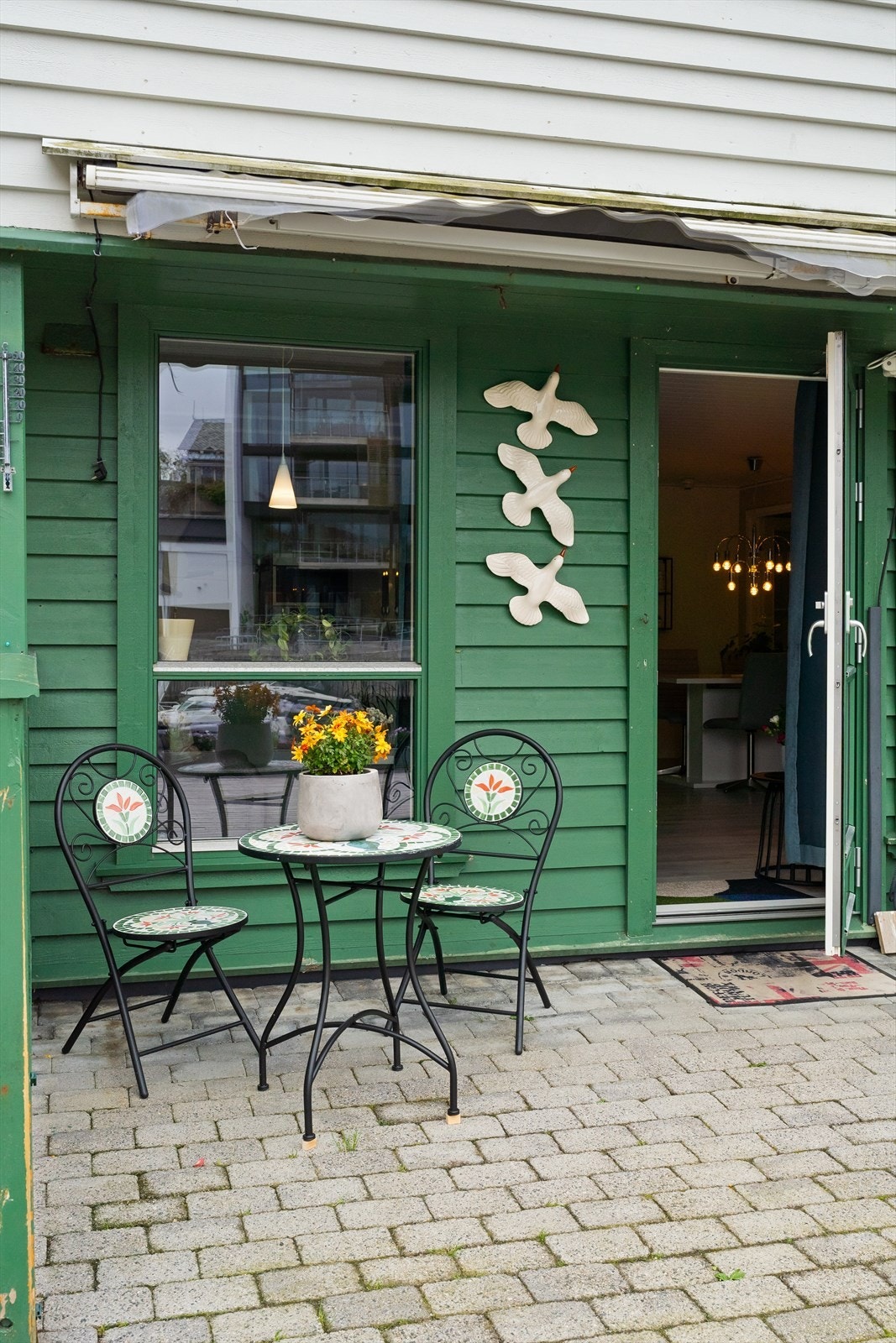 Egen inngang direkte fra det pent opparbeidede fellesområdet ved kaien. Galleribilde