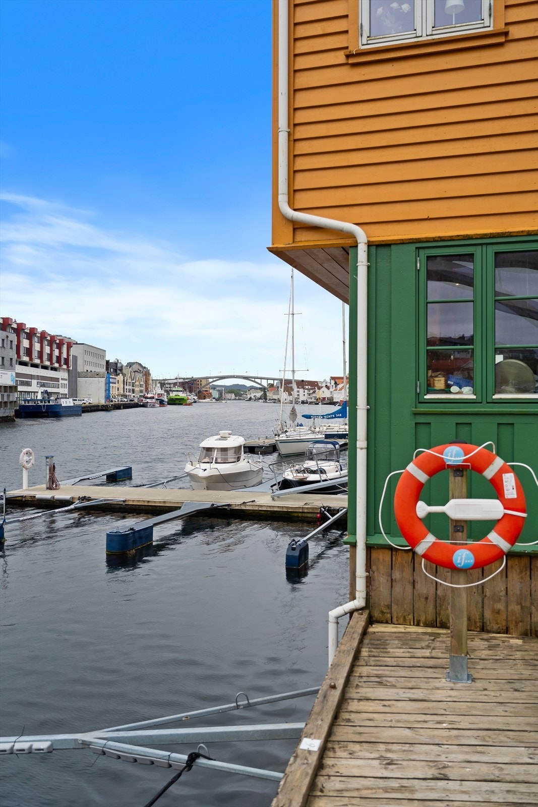 Sameiet disponerer 16 båtplasser langs kaien Galleribilde