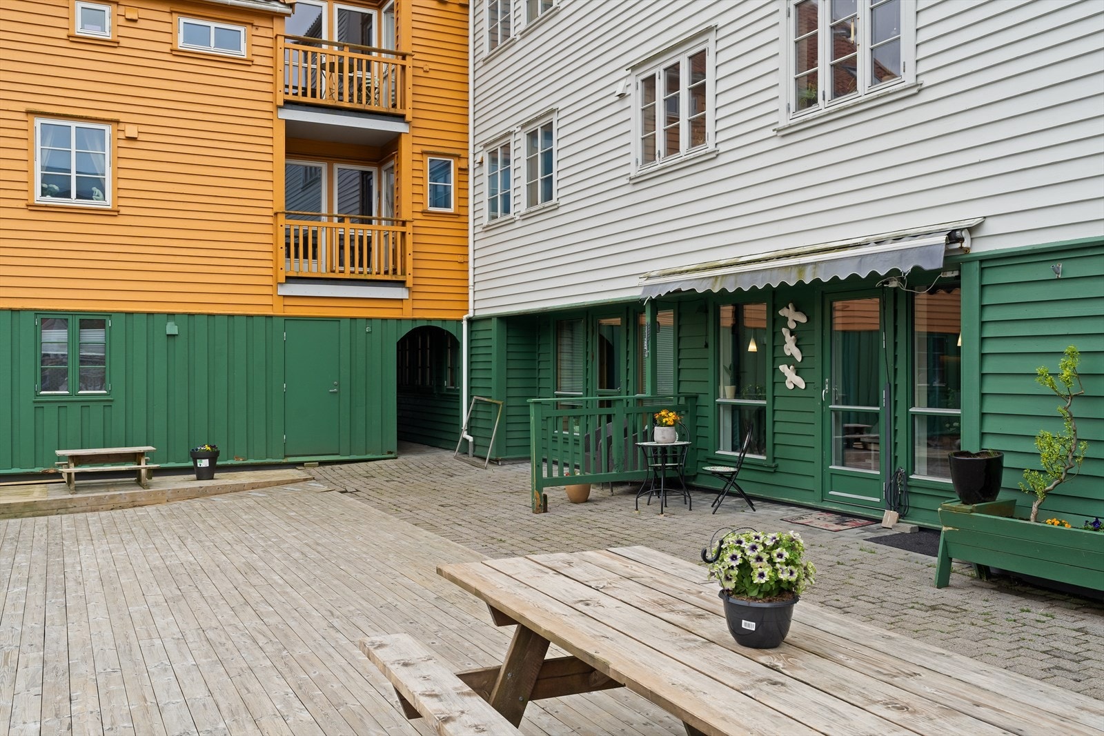 Fellesområdene er pent opparbeidet med platting og beplantning, og inviterer til sosialt samvær. Galleribilde