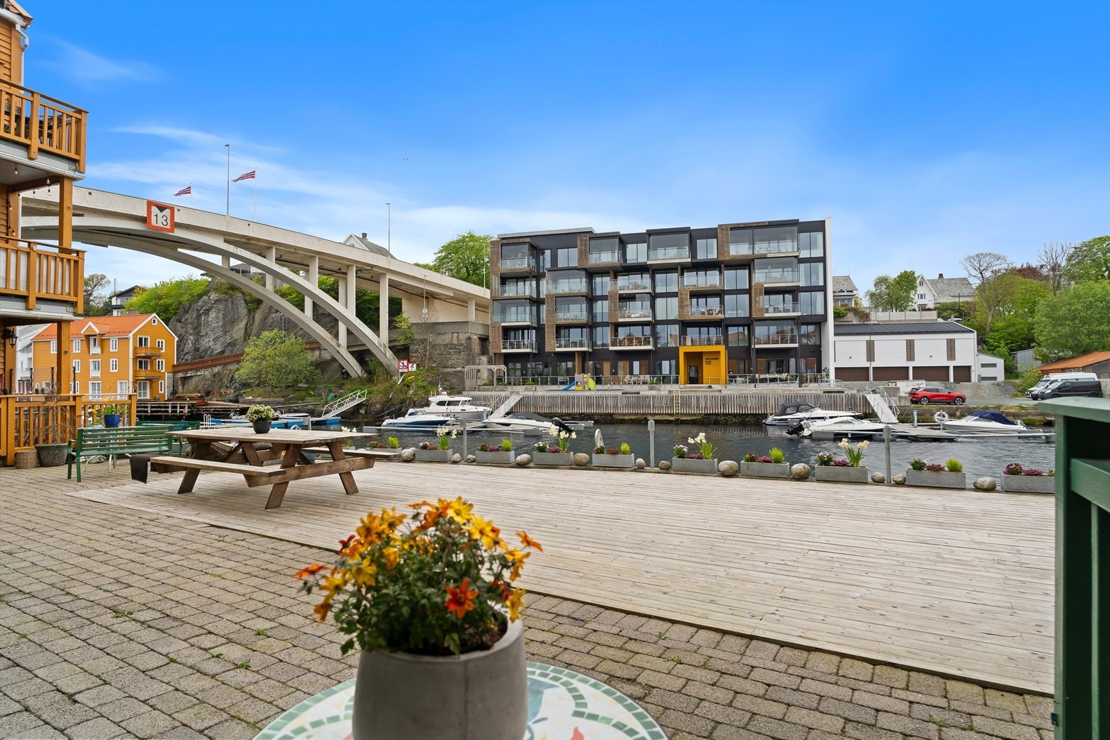 Dette er en bolig for deg som verdsetter nærhet til sjøen, med mulighet for båtplass rett utenfor terrassedøren. Galleribilde