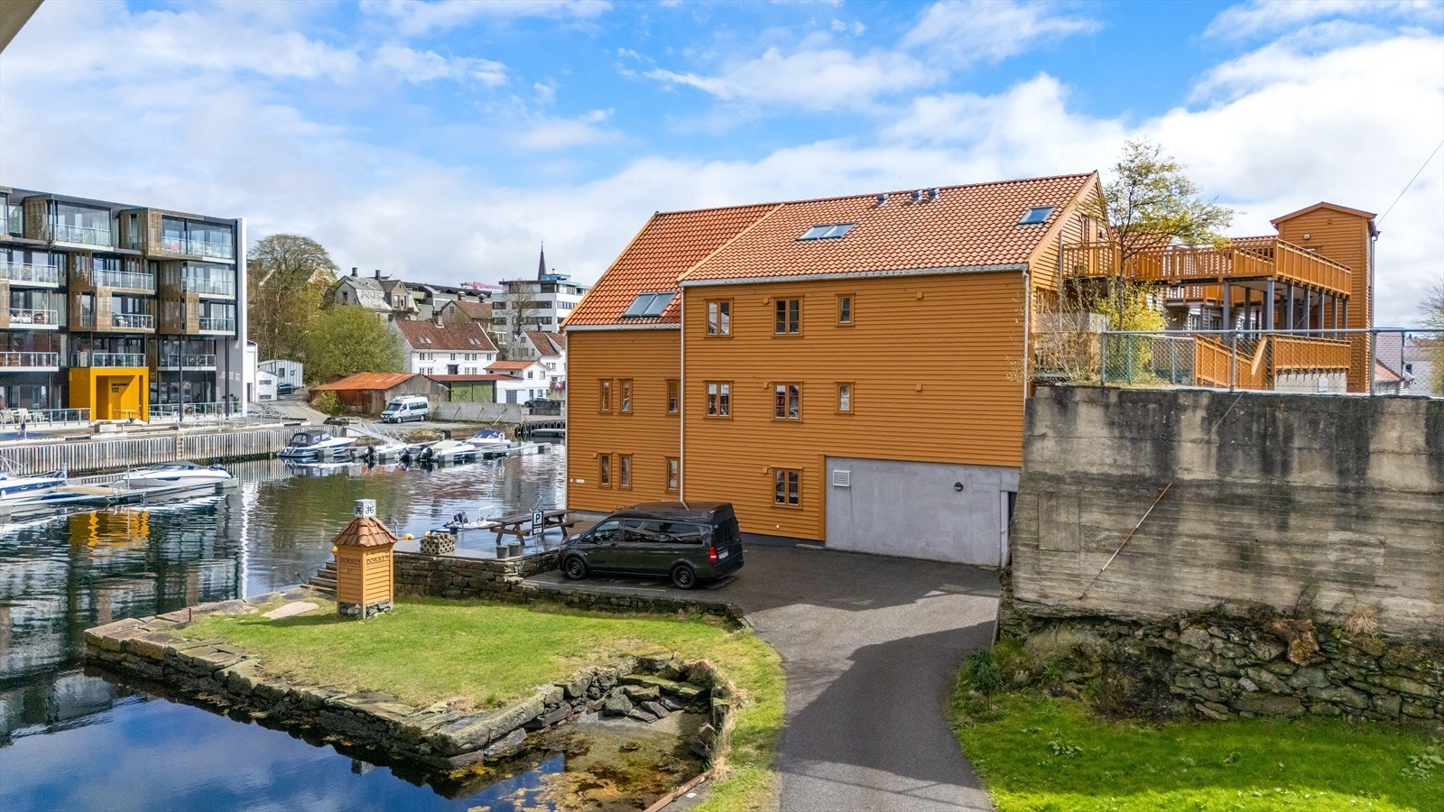 Beliggenheten på Hasseløy gir kort vei til både sentrum og rekreasjonsområder. Galleribilde