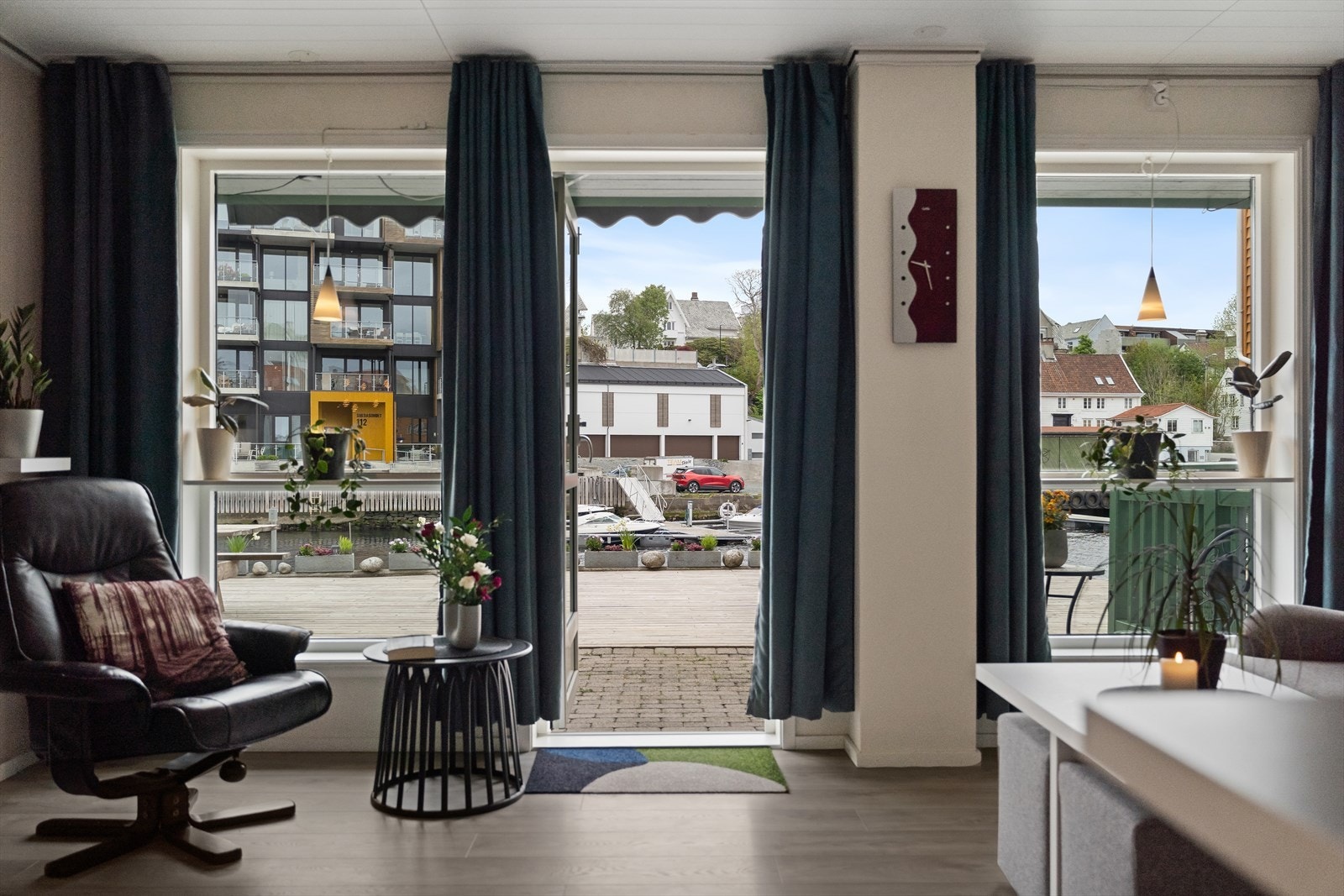 Fra stuen er det direkte utgang til uteplassen, med båtplass like utenfor. Galleribilde