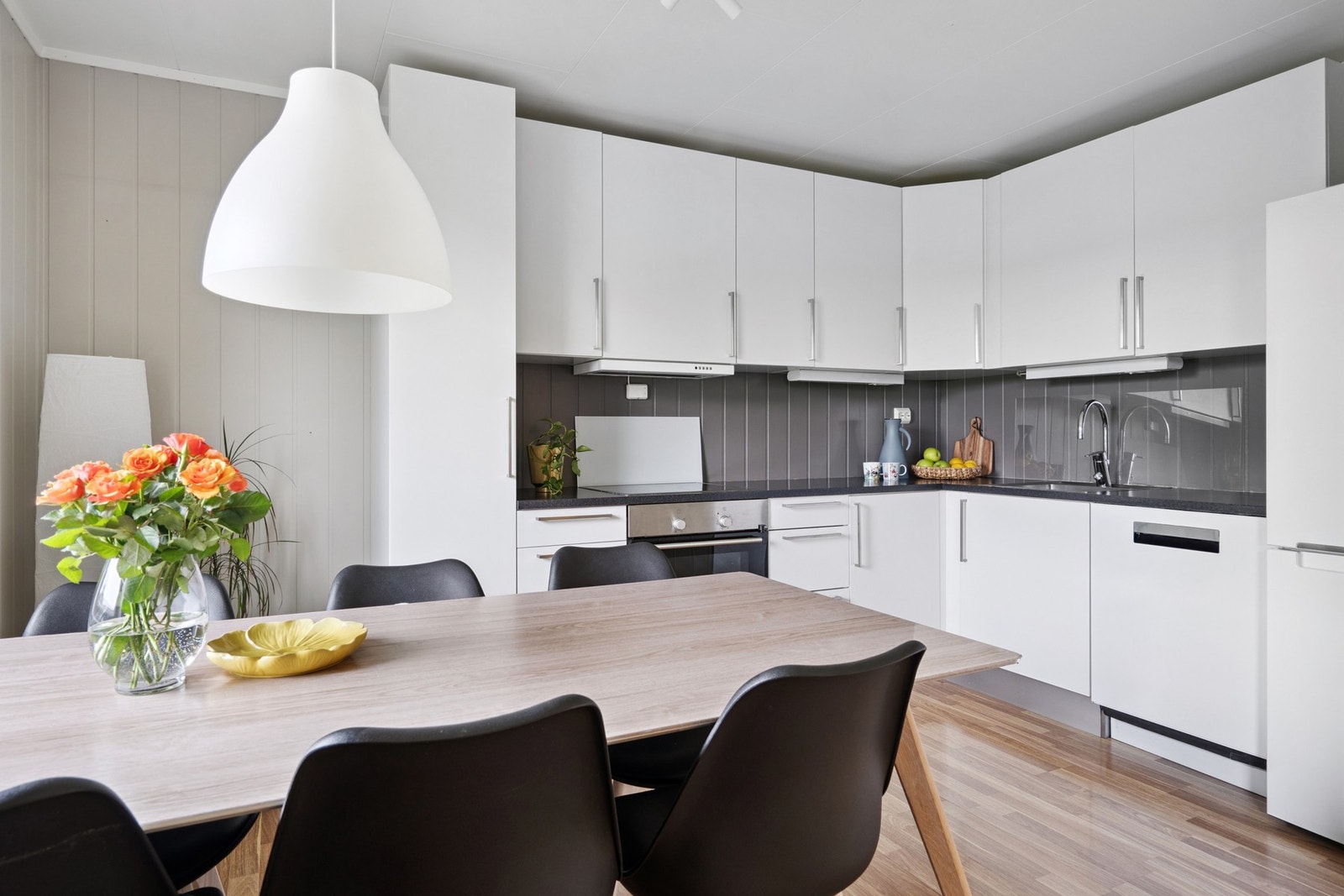 Kjøkkeninnredning med laminerte, slette fronter og laminert benkeplate. Galleribilde