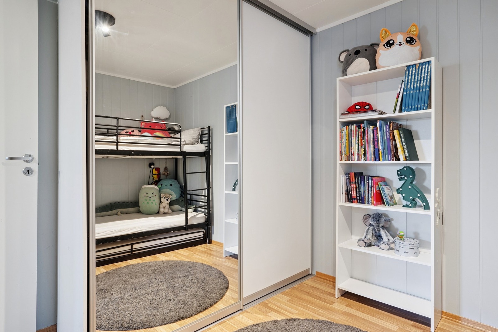 Skyvedørsgarderobe gir effektiv utnyttelse av plassen. Galleribilde