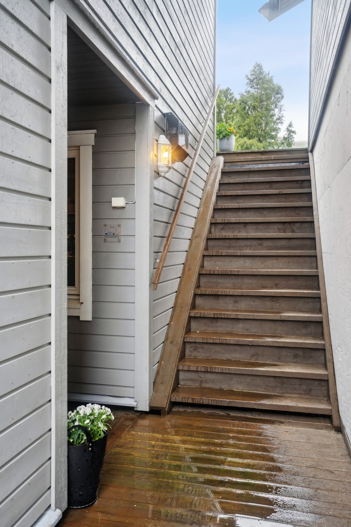Overbygget inngangsparti med tretrapp og en platting på ca. 10 m². Galleribilde