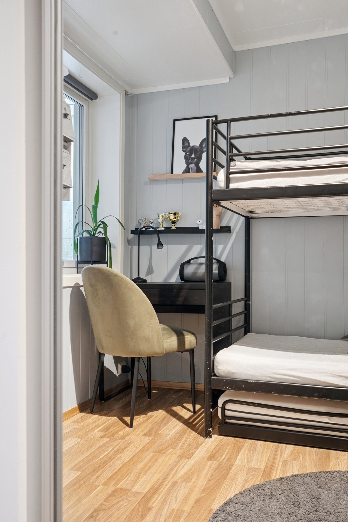 Rommet har plass til både seng og en liten arbeidsplass. Galleribilde