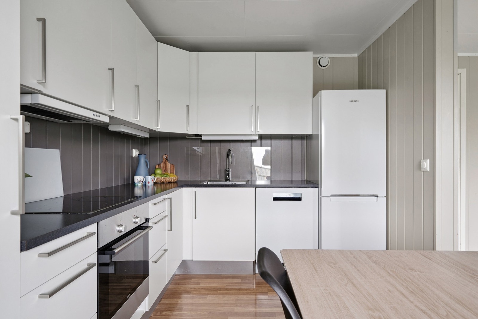 Kjøkkenet er utstyrt med integrert komfyr og induksjonstopp. Det er avtrekk via det balanserte ventilasjonsanlegget. Galleribilde