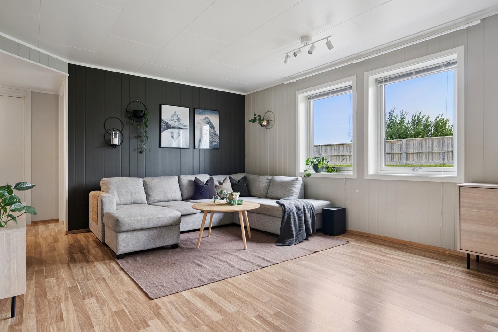 Stuen har god plass til en romslig sofagruppe. Vinduene har 3-lags isolerglass og er utvendig tekket med aluminiumsbeslag. Galleribilde