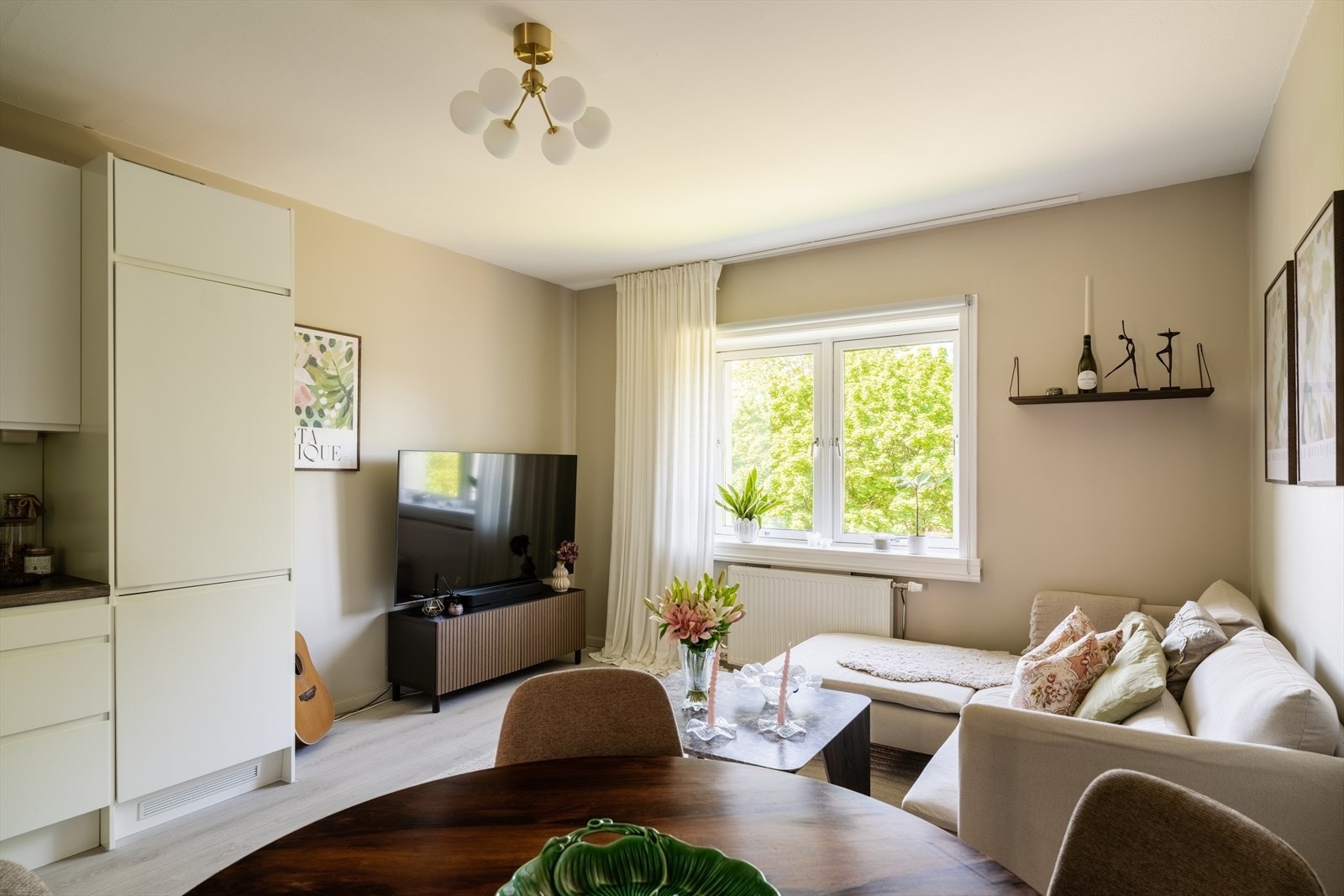 Stuen har plass til både sofagruppe og spisebord. Overflatene er fra 2017-2020, med laminatgulv og malte vegger. Galleribilde