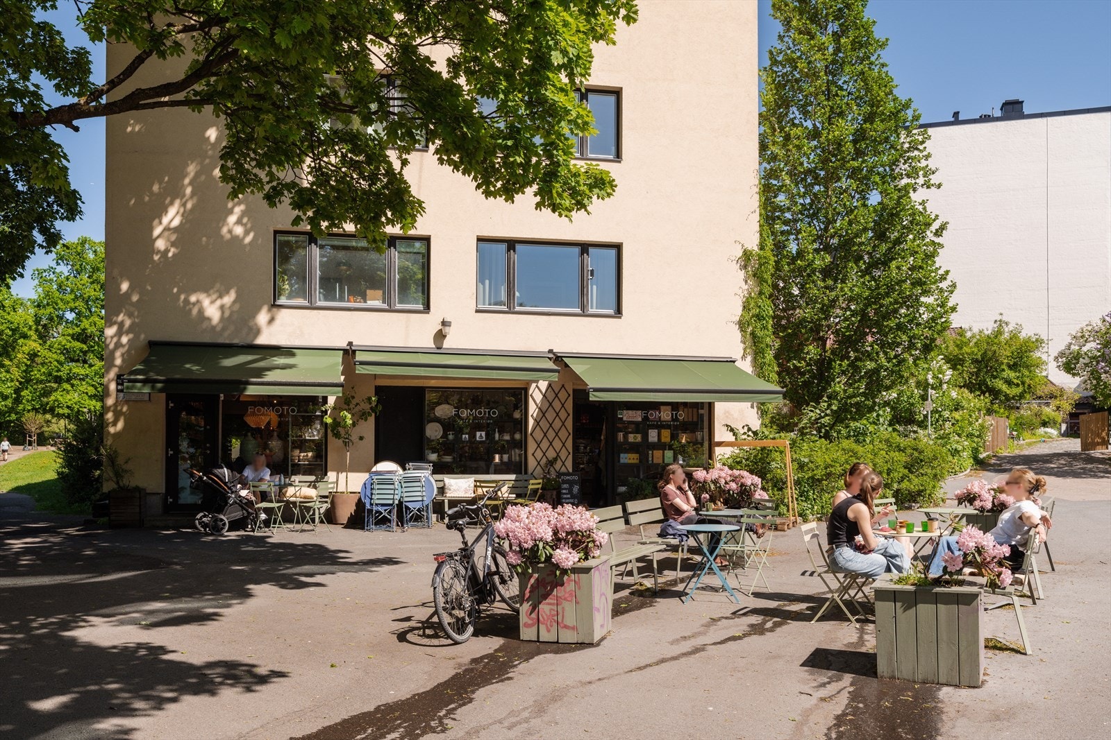 I samme bygg ligger den populære kafeen Fomoto, kjent for sine vafler og kaffe. Galleribilde