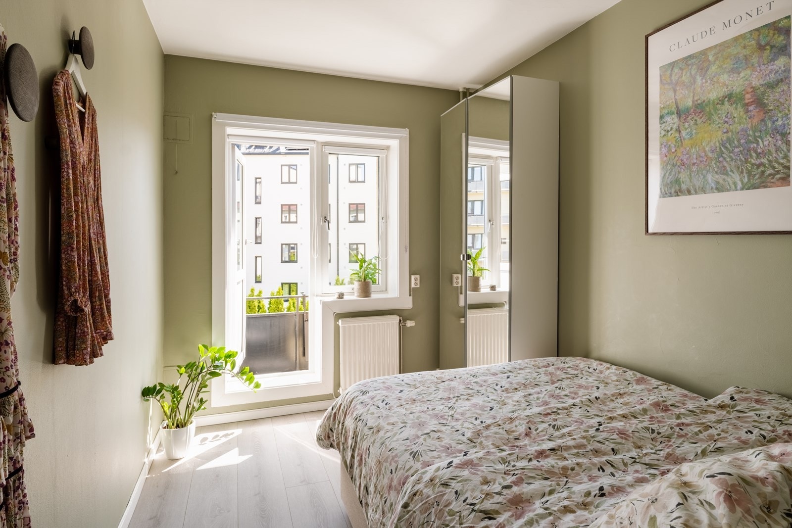 Soverommet god plass til dobbeltseng. Klesskap på soverommet og persienner følger med i salget. Galleribilde