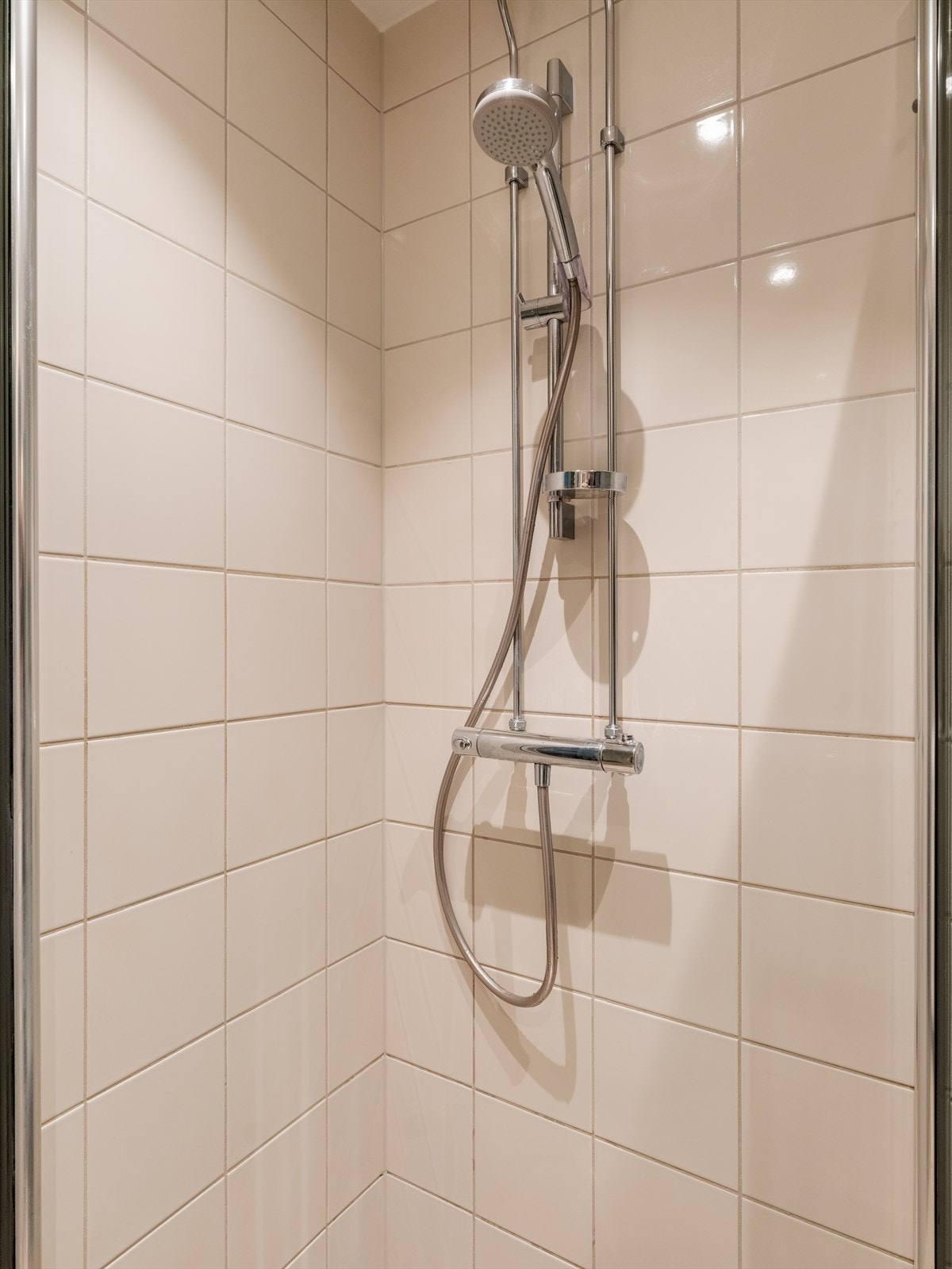 Dusjhjørne med svingbare glassdører. Badet ble pusset opp i 2010. Galleribilde