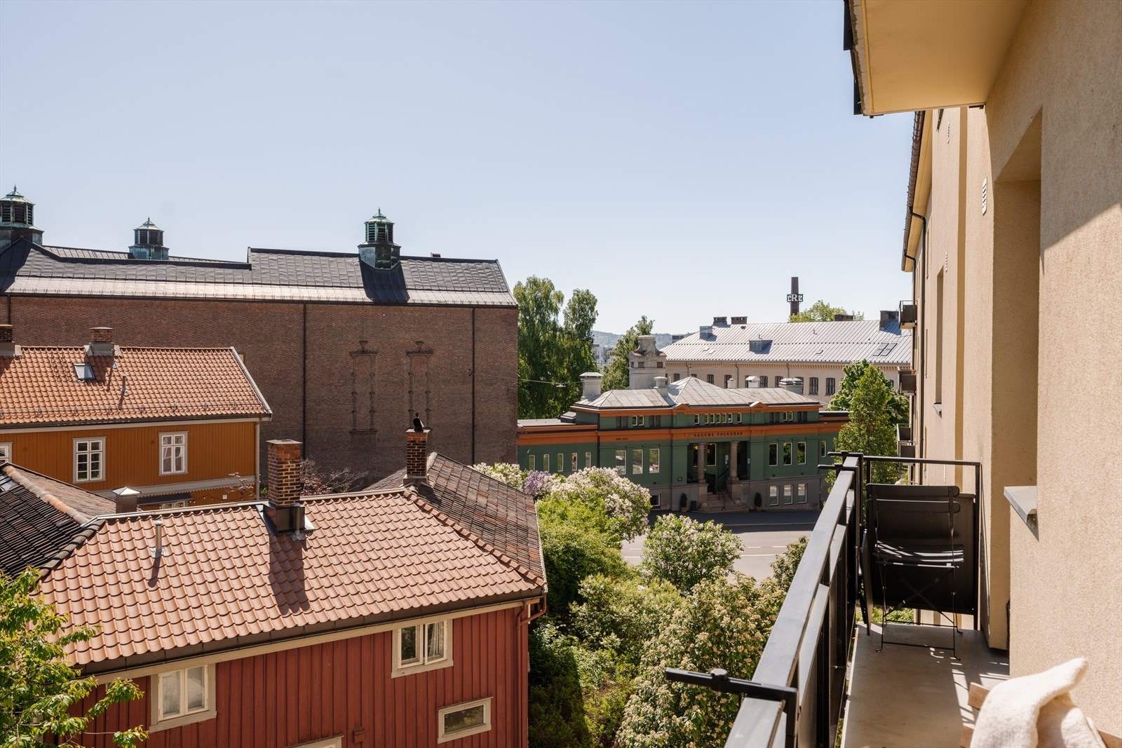 Fra brannbalkongen har du utsyn mot Torshov. Beliggenheten er skjermet og rolig, med Akerselva som nærmeste nabo. Galleribilde