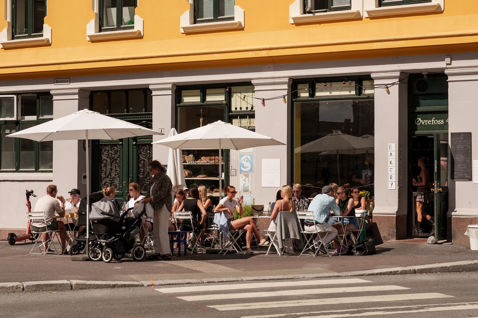 Området er kjent for sitt brede utvalg av hyggelige kafeer og spisesteder, som Babbo Collective. Galleribilde