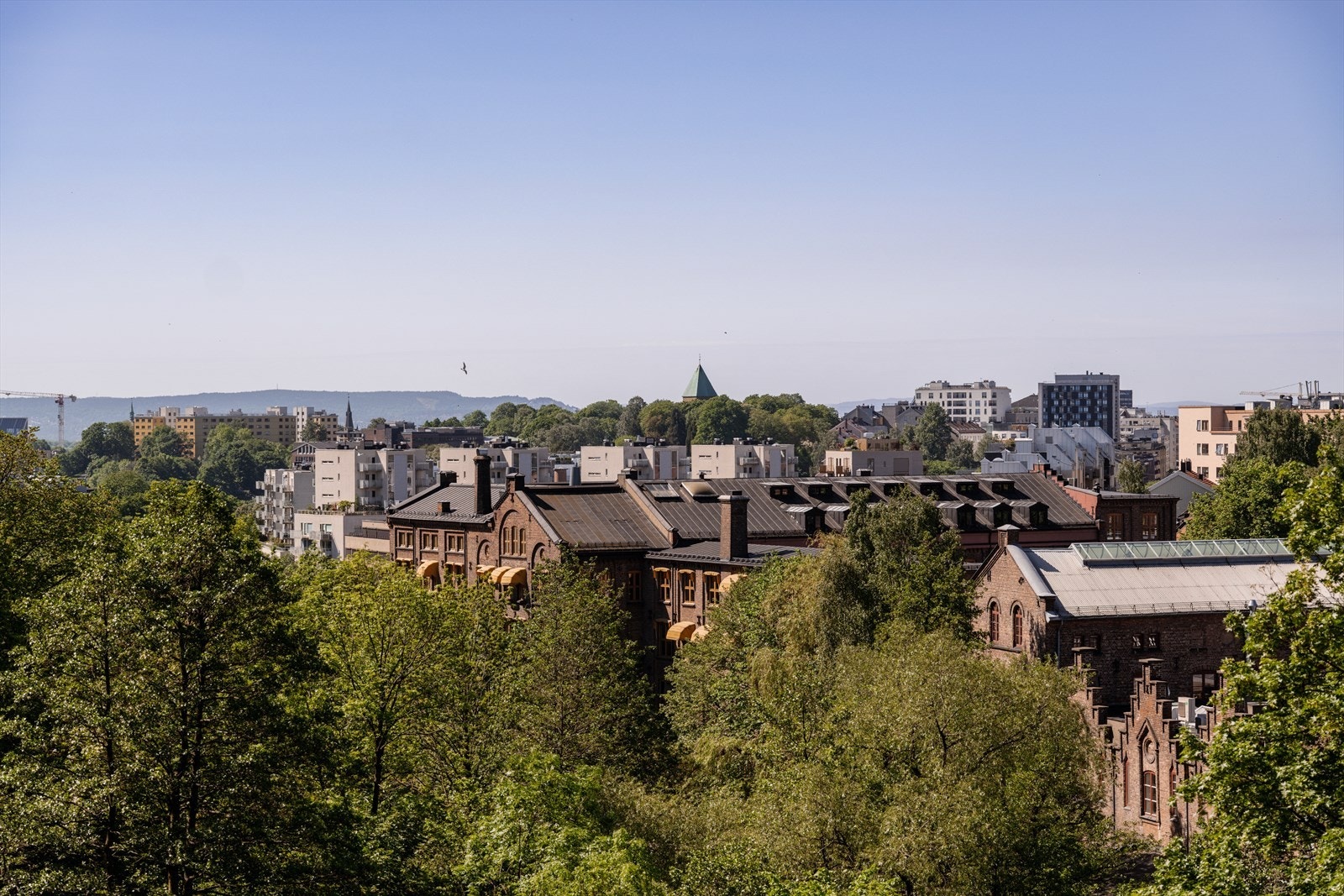 Her ser man også bygget til Wallmans, og videre mot bl.a. parken på Alexanders Kiellands plass og Nesodden i det fjerne. Galleribilde