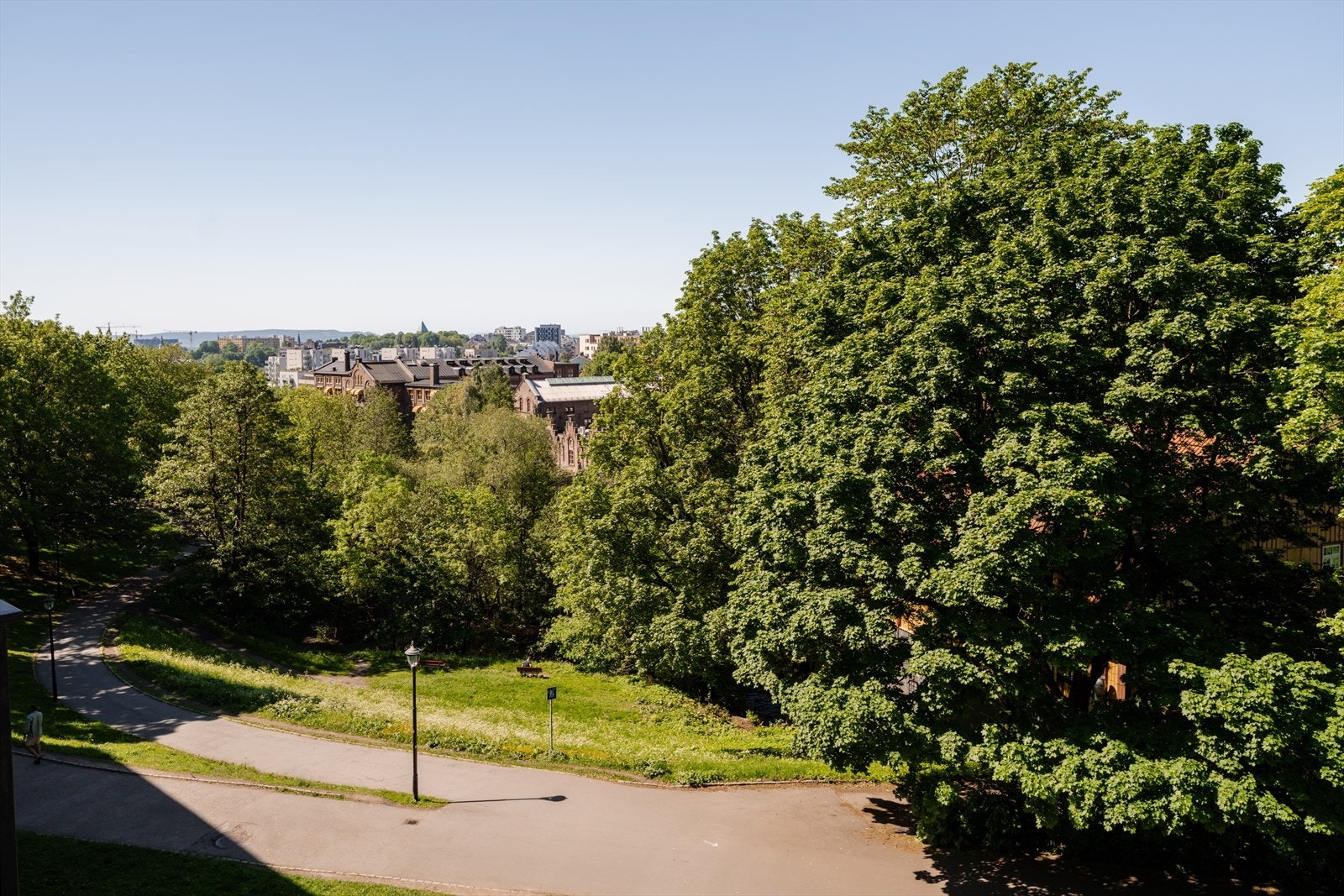 Utsikt mot de grønne omgivelsene langs Akerselva, som ligger like ved eiendommen. Galleribilde