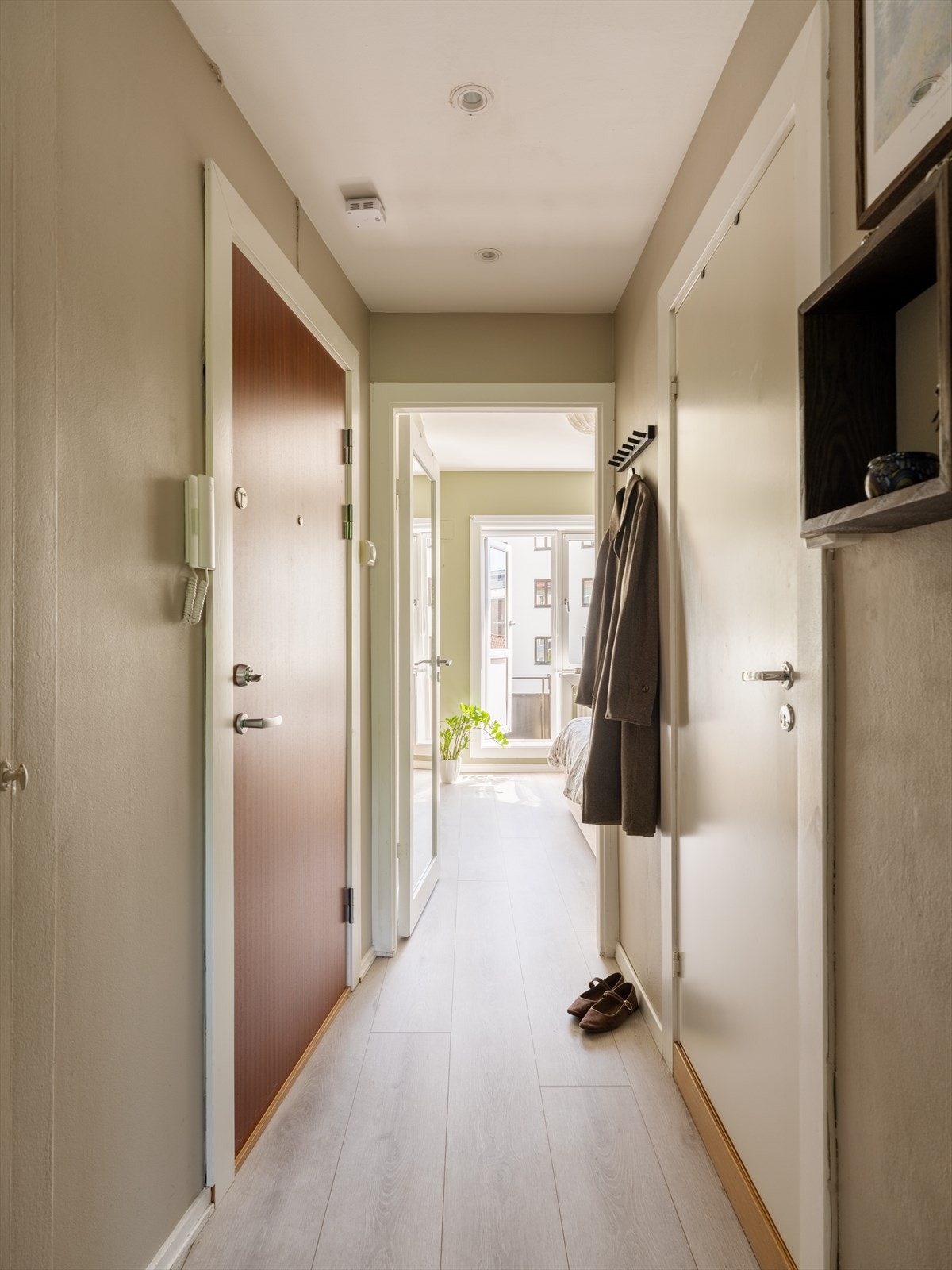 Det er god plass til oppbevaring av sko, jakker og annet yttertøy i entréen. Galleribilde