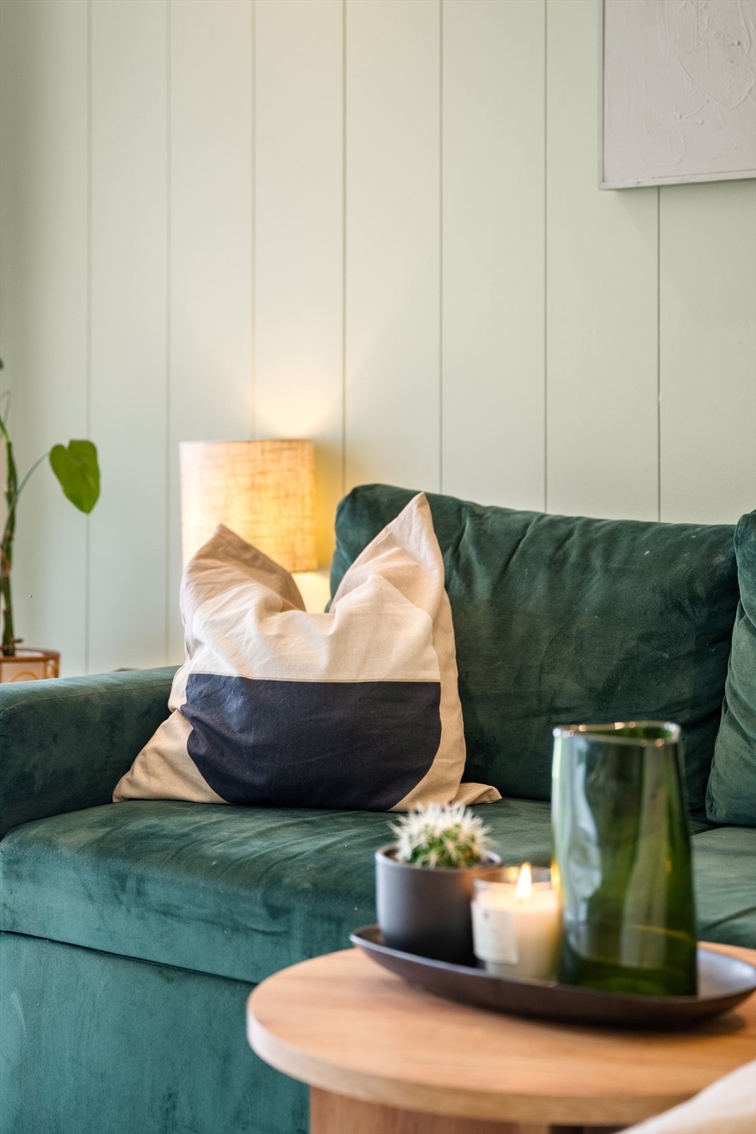 Detaljer som skaper en lun og hyggelig stemning i stuen. Galleribilde