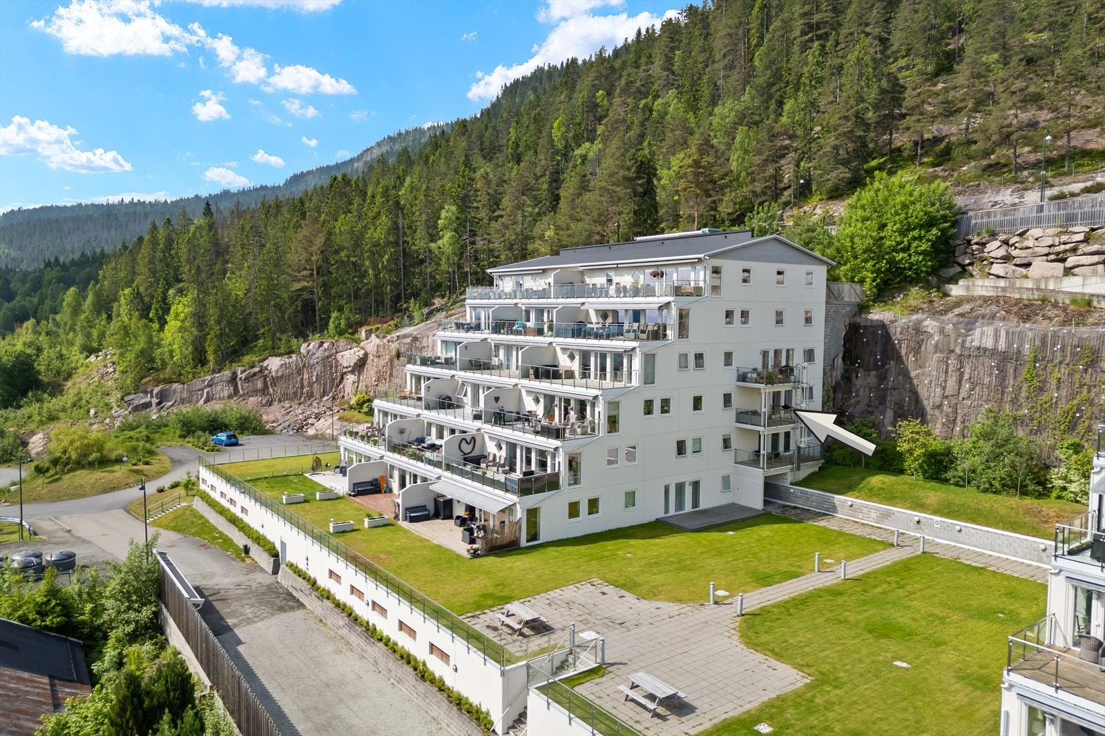 Bygget er fra 2019 og har heis, med adkomst direkte fra garasjeanlegget. Galleribilde