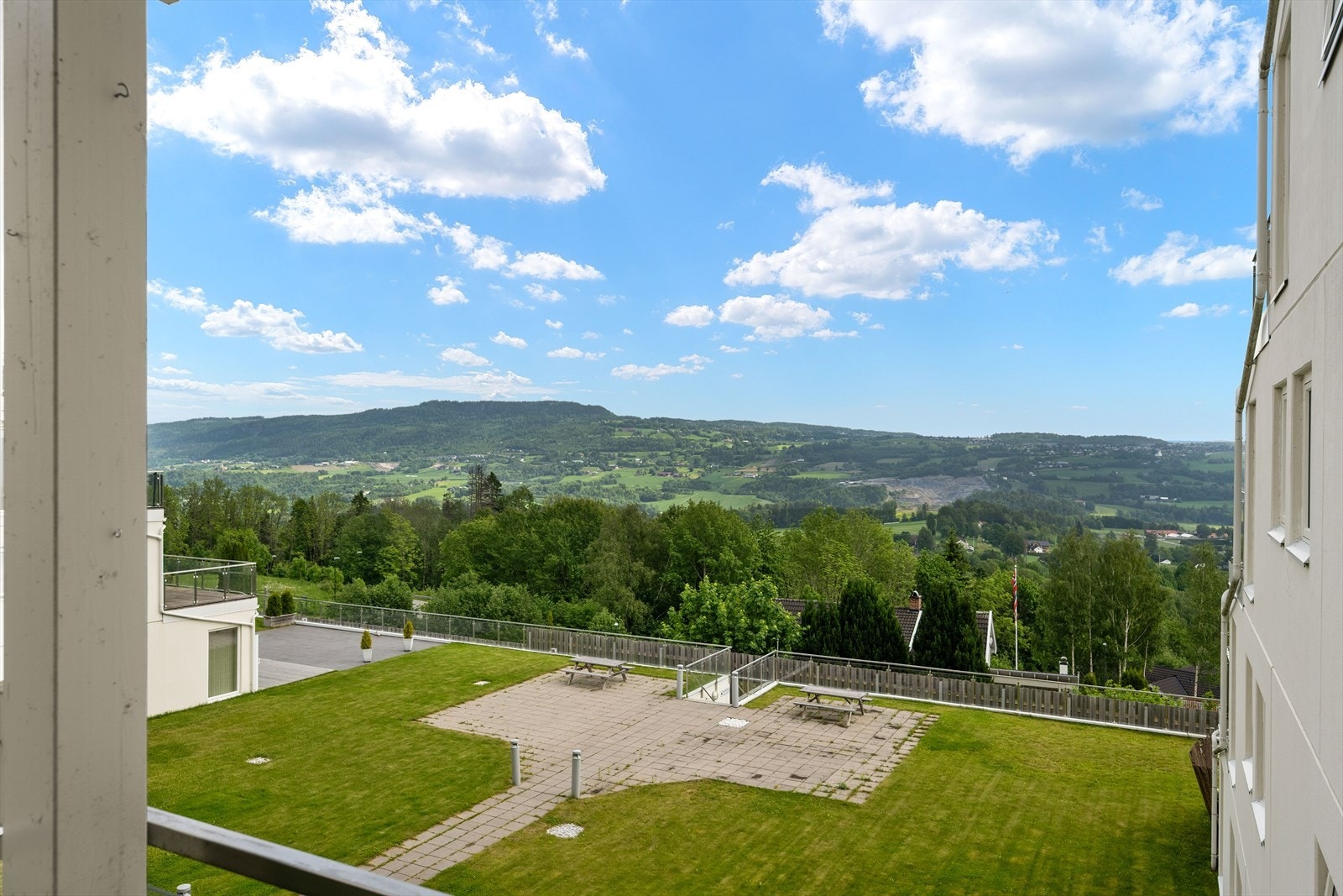 Utsikt over Lierdalens landskap fra leiligheten. Galleribilde
