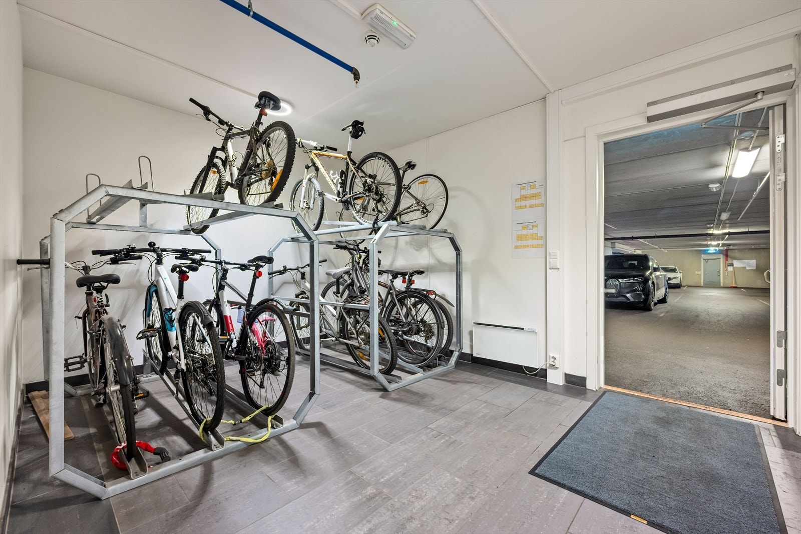 Sykkelparkering i fellesareal ved garasjen, på vei inn mot heis og trapperom Galleribilde