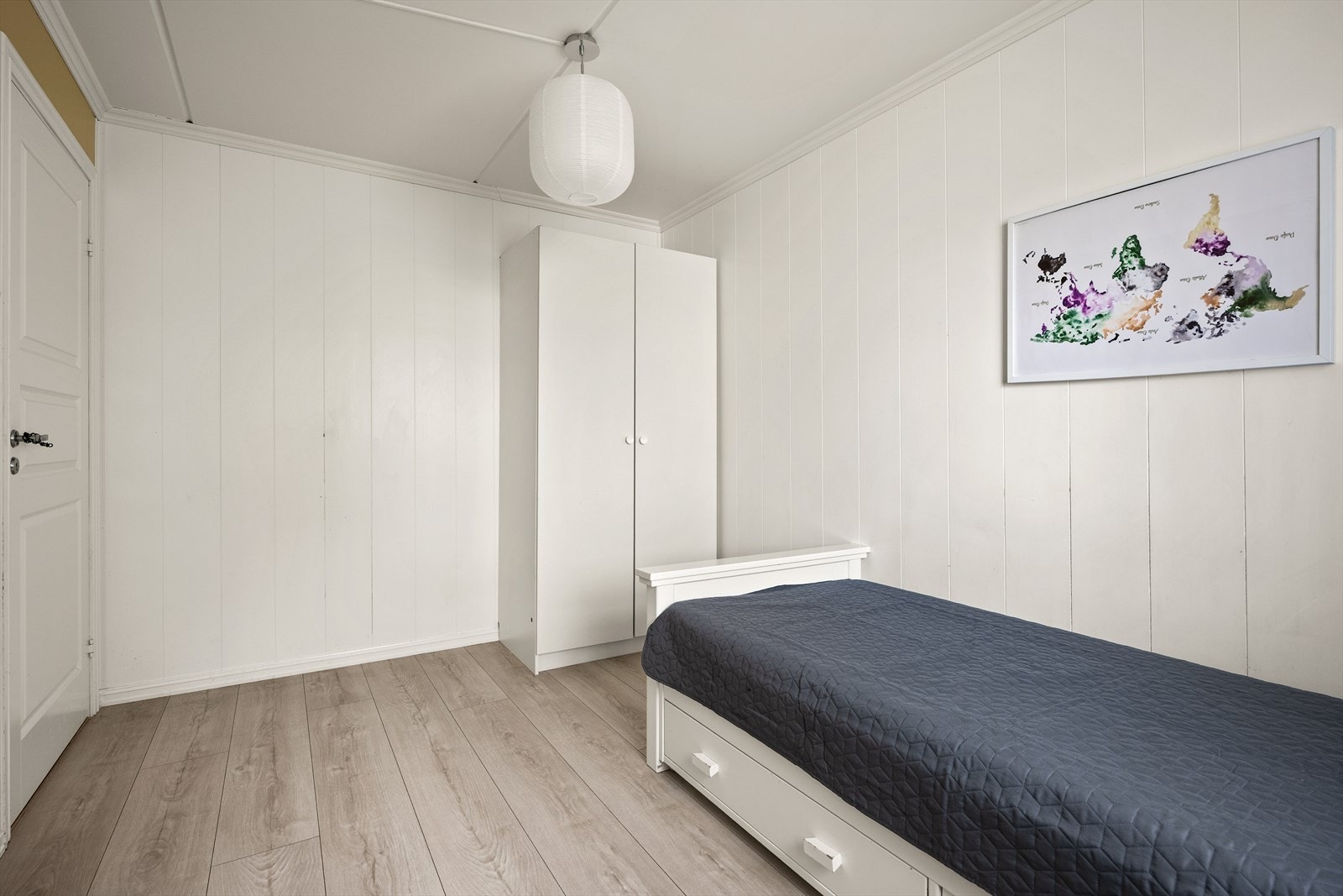 Romslig soverom med plass til seng og garderobeskap. Galleribilde