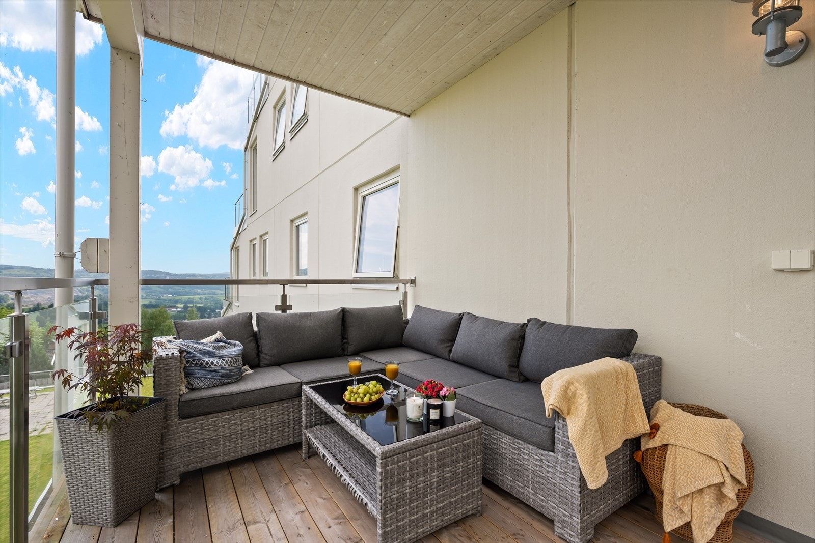 God plass til en hyggelig sittegruppe på terrassen. Galleribilde