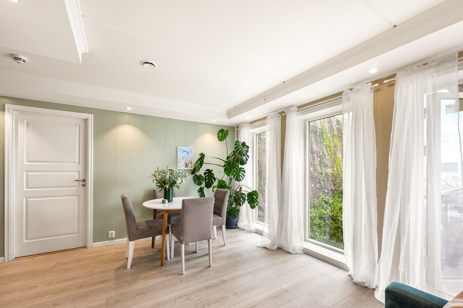 Stuen har god plass til både spisebord og sofagruppe. Galleribilde