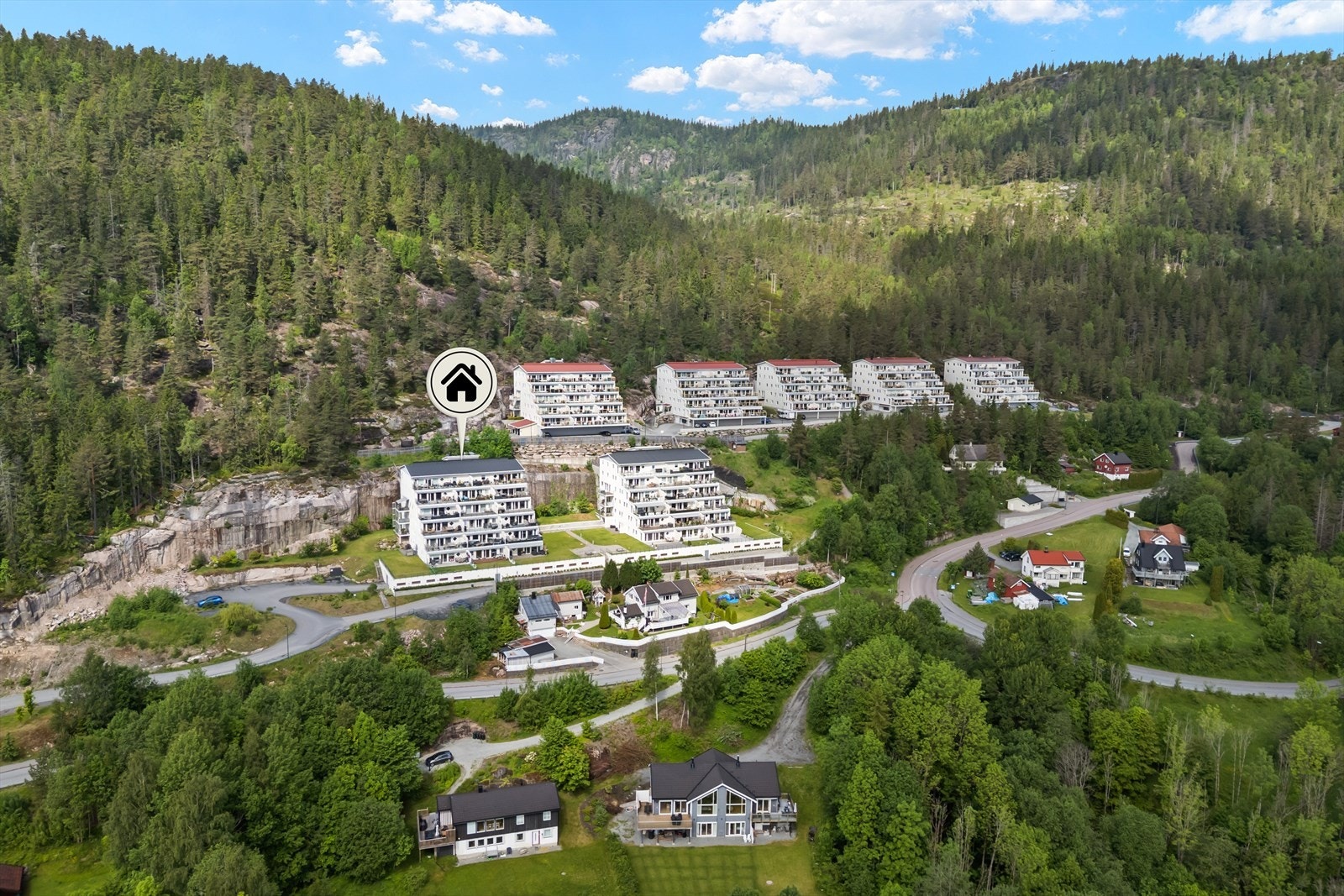 Beliggenheten gir kort kjøreavstand til Lierbyen, Drammen og Asker. Galleribilde