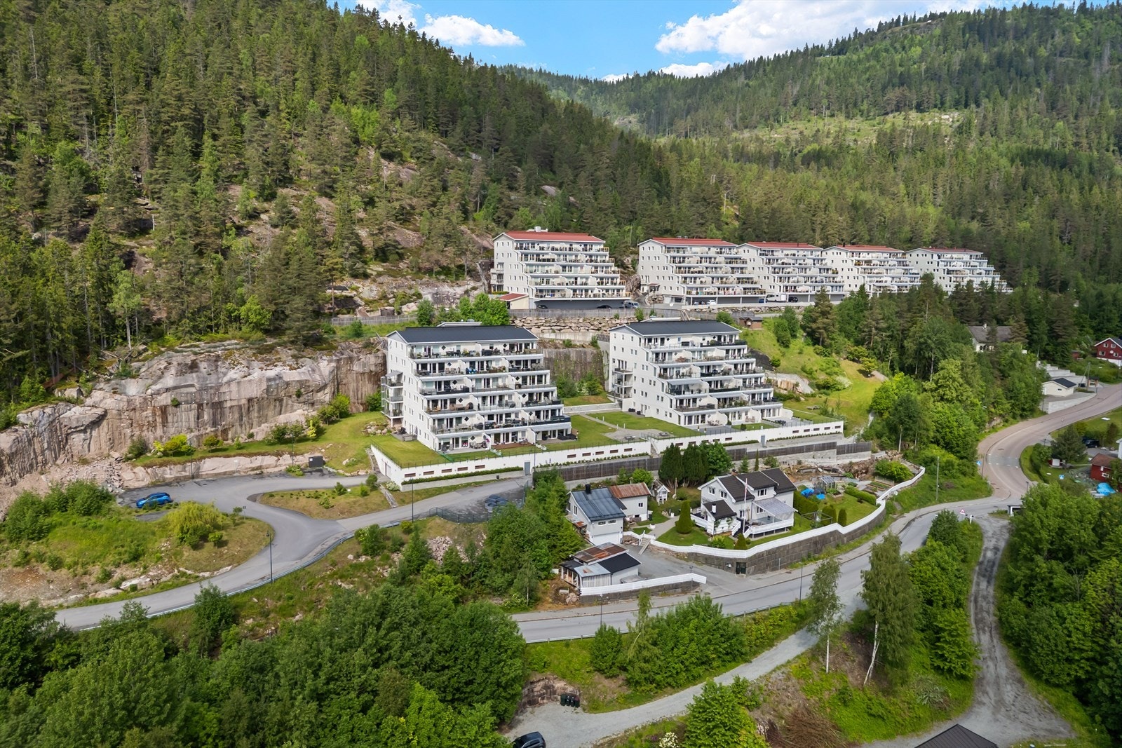 Høyt og fritt beliggende på vestsiden av Lierdalen, i naturskjønne omgivelser. Galleribilde