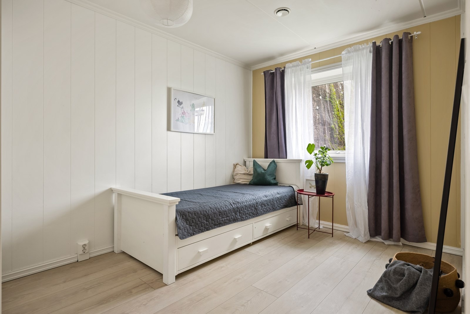 Vinduer i malt tre med 2-lags glass. Galleribilde