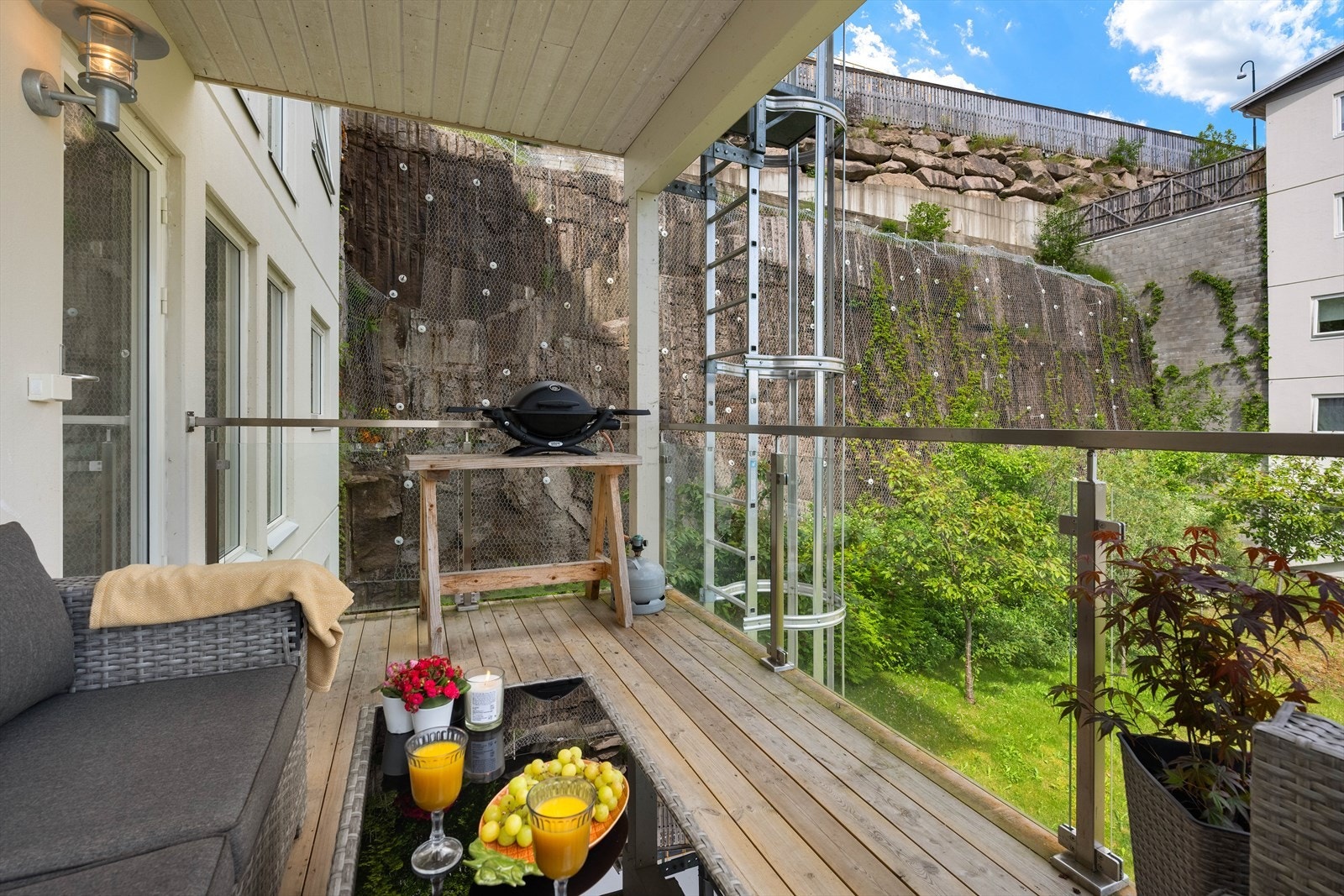 Terrassen er oppført i trekonstruksjon med rekkverk i stål og glass. Galleribilde