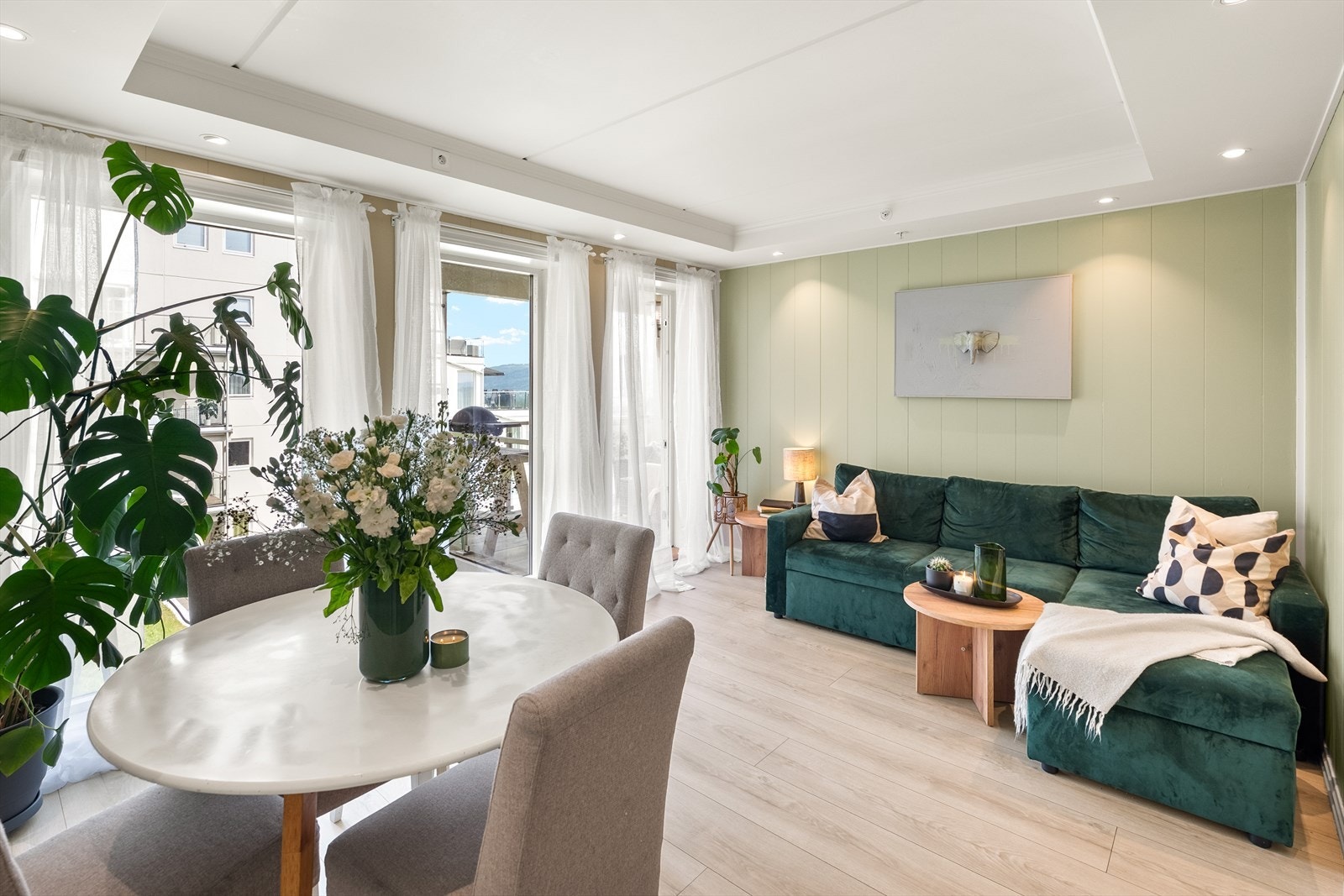 Balkongdør i tre med glassfelt leder ut til terrassen. Galleribilde