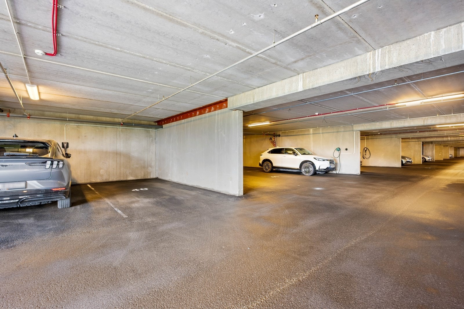 Det medfølger én fast garasjeplass i felles, lukket anlegg. Anledning for å montere el-bil lader Galleribilde