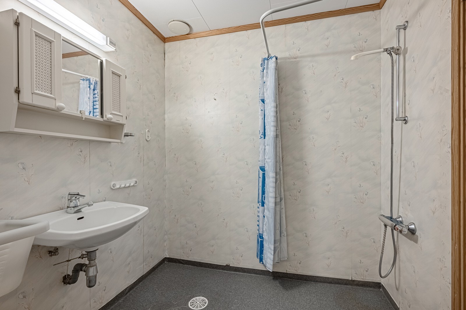 Dusj på vegg på badet Galleribilde