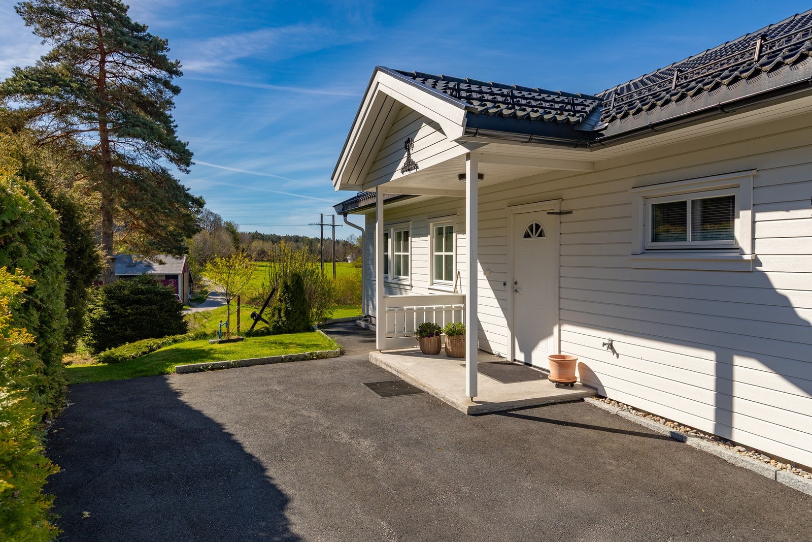 Asfaltert innkjørsel og trappefri adkomst - praktisk og pent! Galleribilde