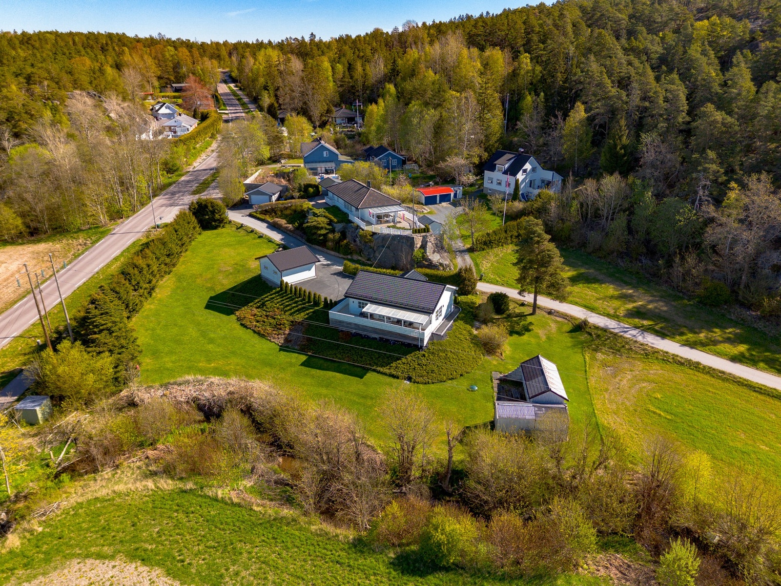 Huset ligger i et hyggelig og rolig område, og med stor, opparbeidet tomt. Galleribilde