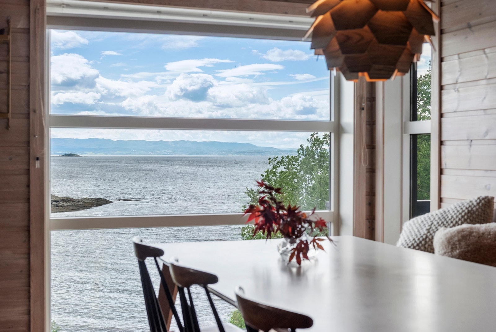 Herlig utsikt ut mot sjøen fra spisestua. Galleribilde
