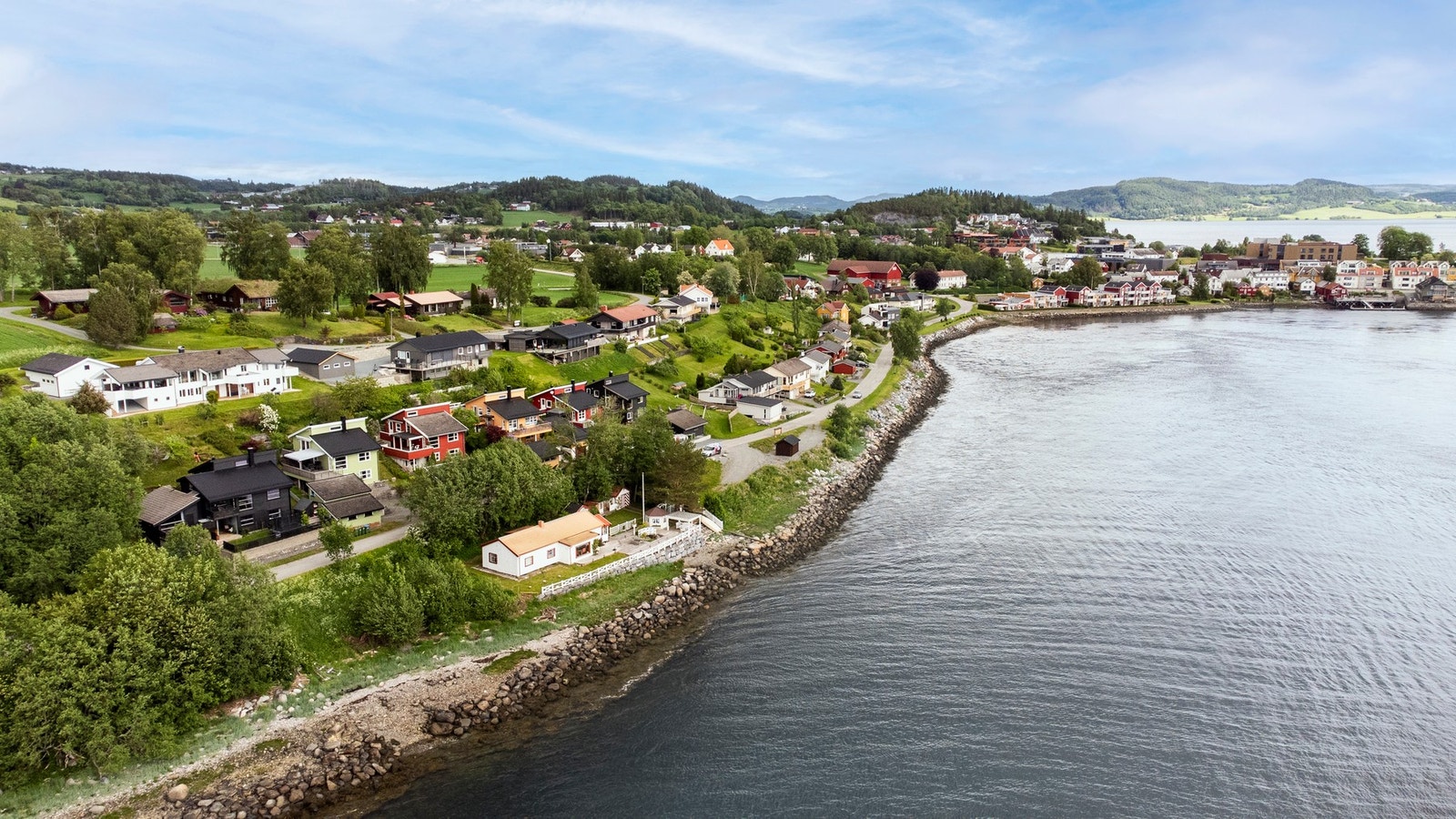 Boligen ligger til venstre i bildet, og grenser til friområde mot vest. Galleribilde