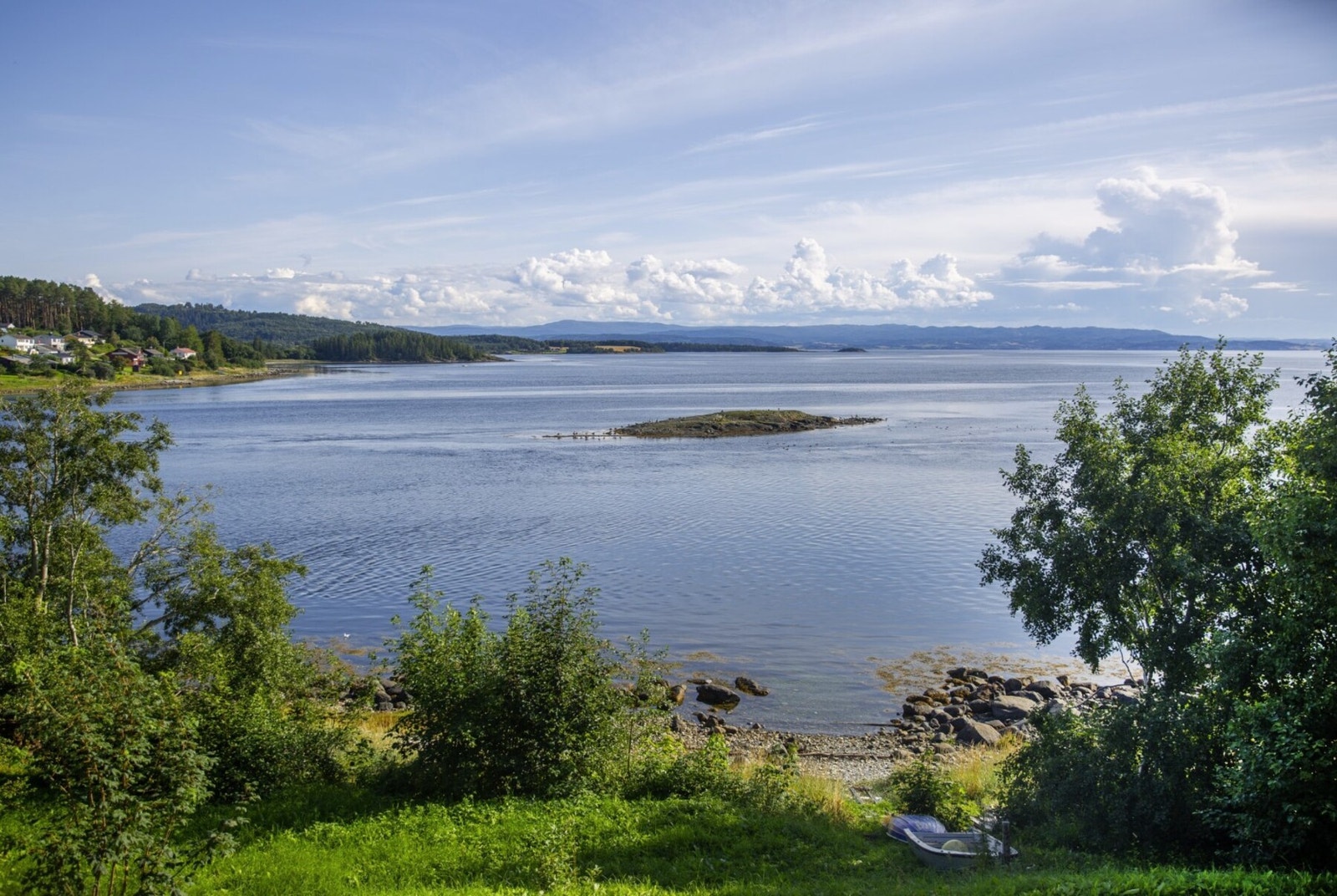 Fra eiendommen er det flott utsikt utover sjøen. Galleribilde